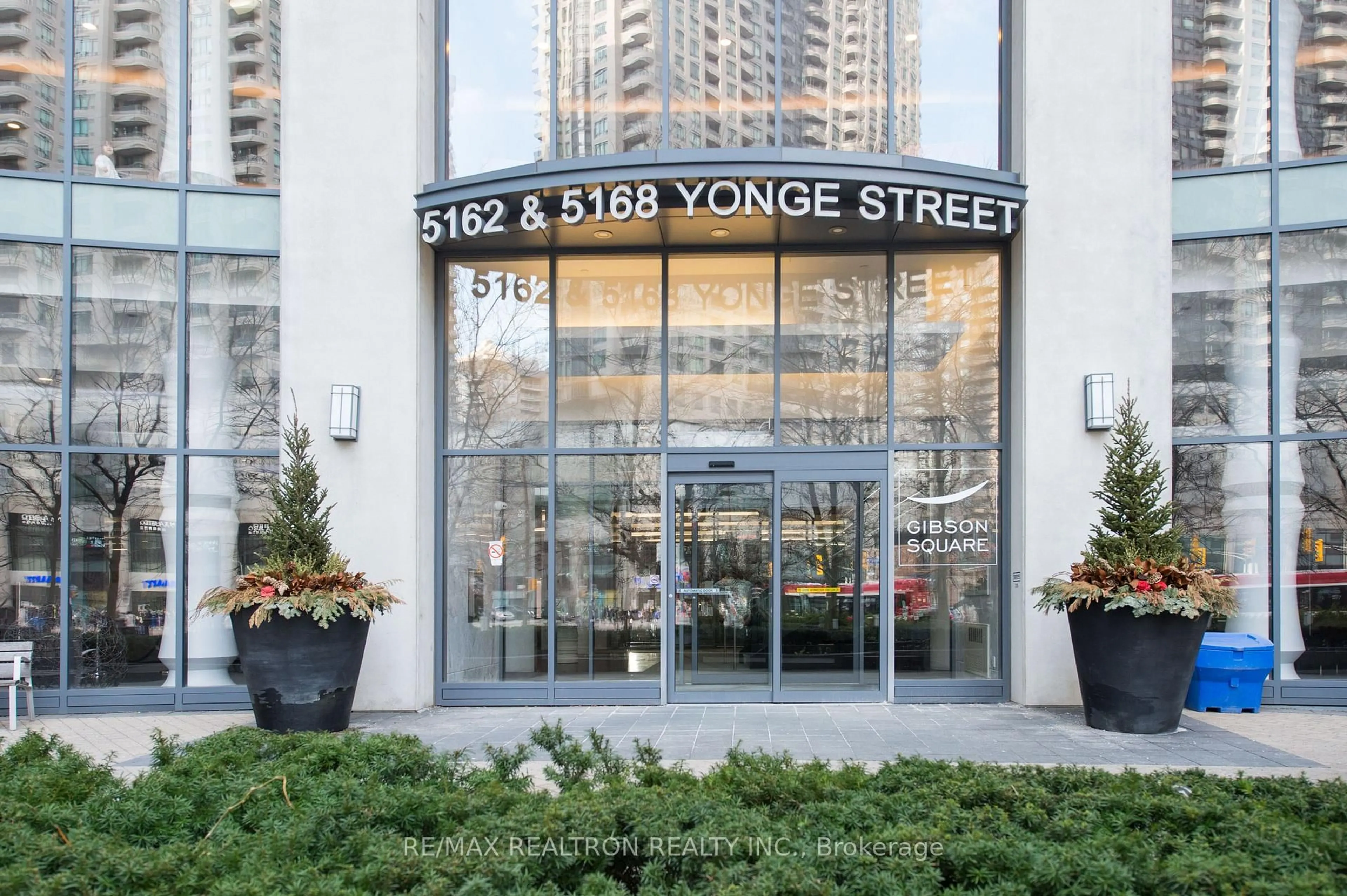 Indoor foyer for 5162 Yonge St #1001, Toronto Ontario M2N 0E9