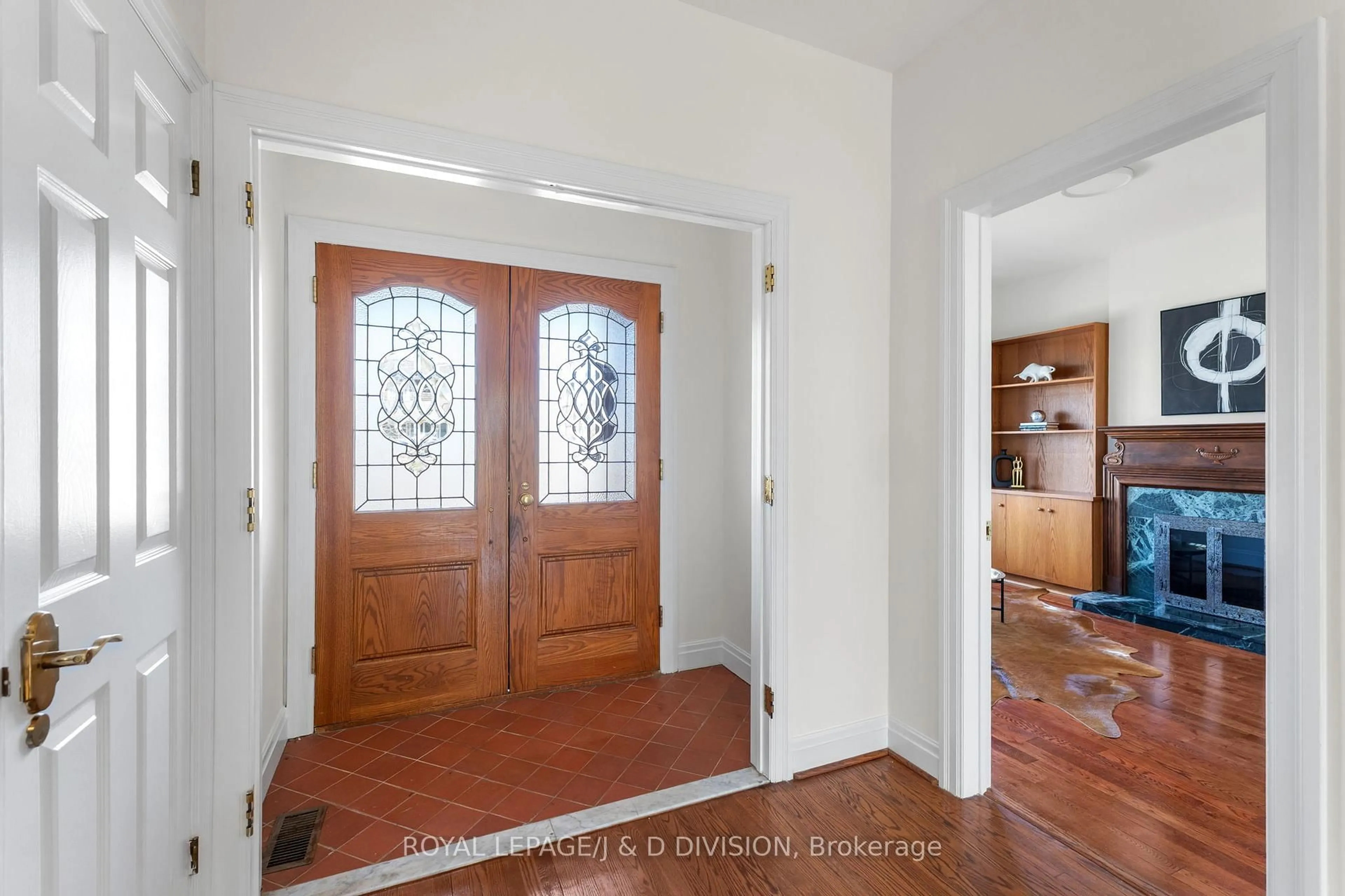 Indoor entryway for 77 Chaplin Cres, Toronto Ontario M5P 1A4