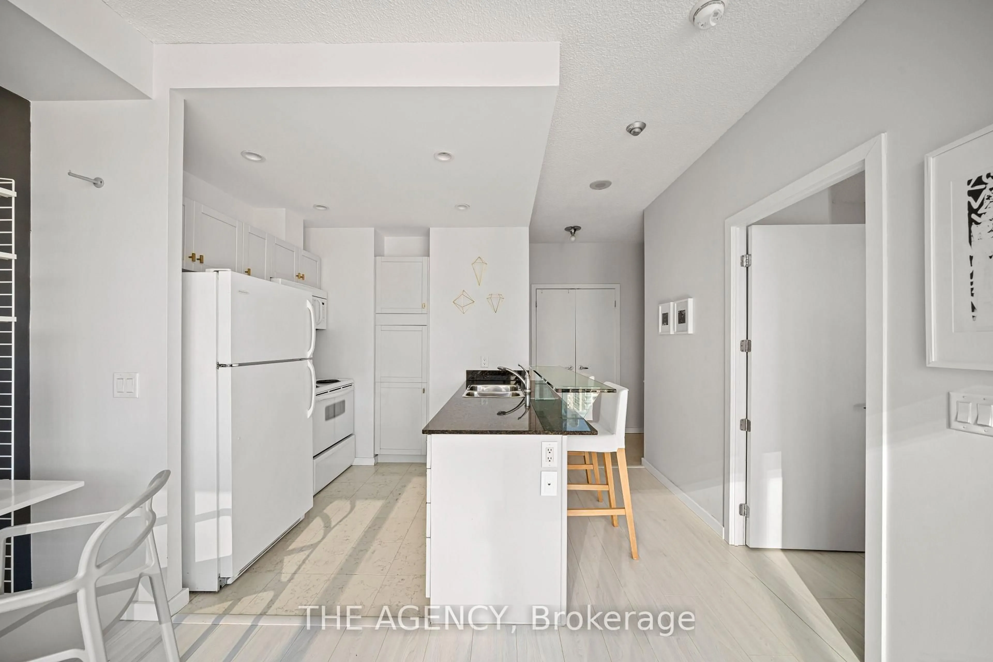 Unknown for 208 Queens Quay #3313, Toronto Ontario M5J 2Y5