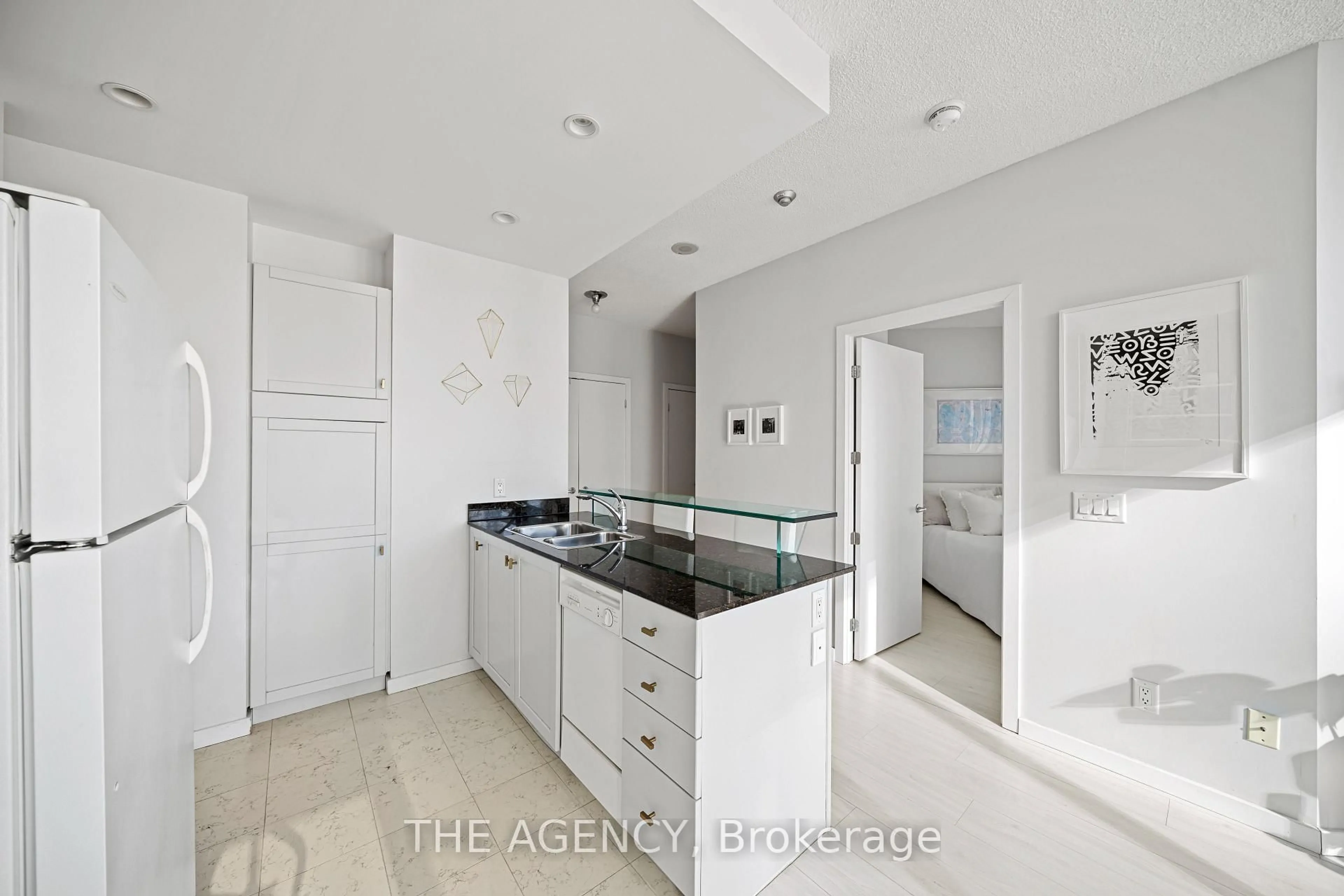 Unknown for 208 Queens Quay #3313, Toronto Ontario M5J 2Y5