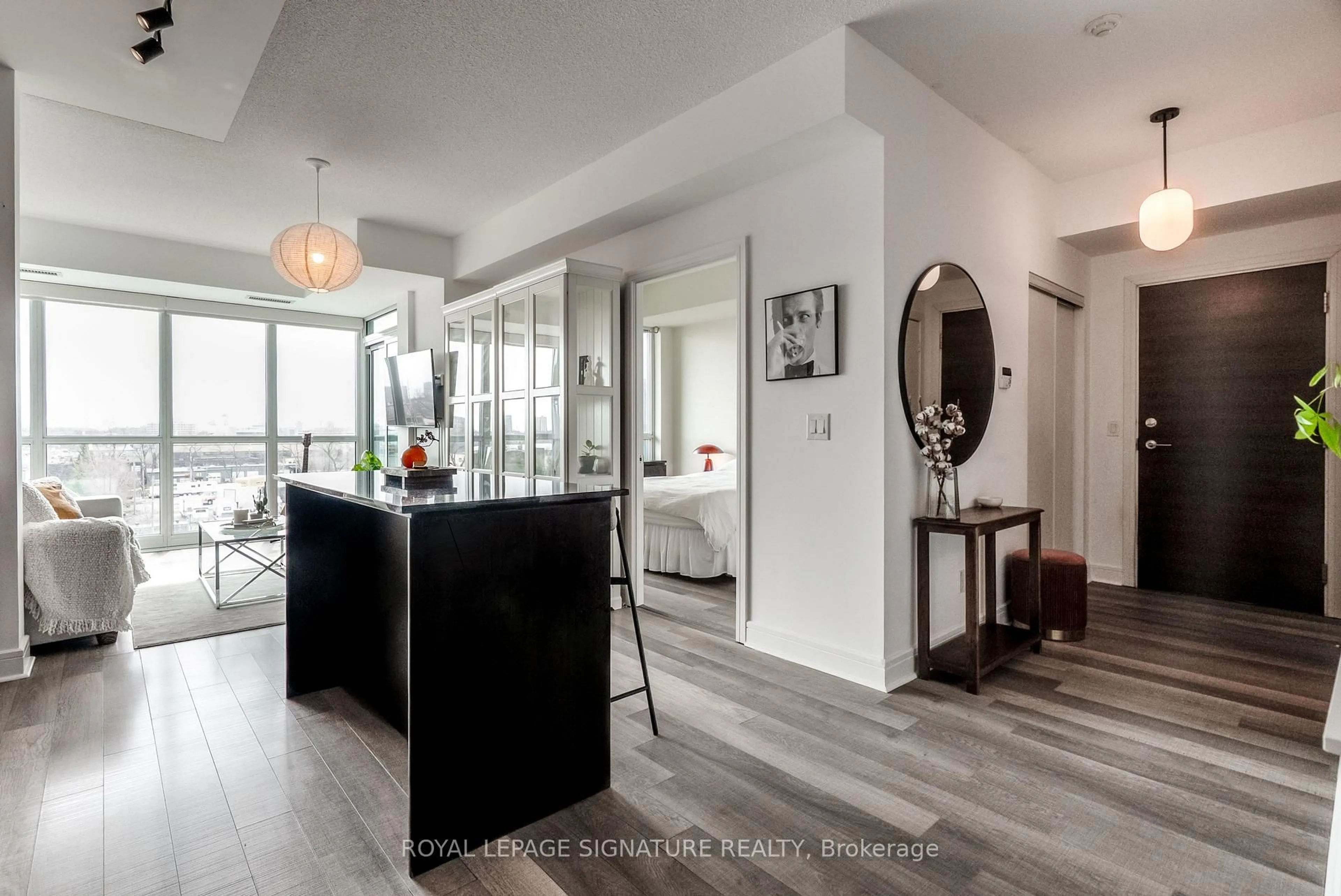 Indoor entryway for 35 Brian Peck Cres #515, Toronto Ontario M4G 0A5