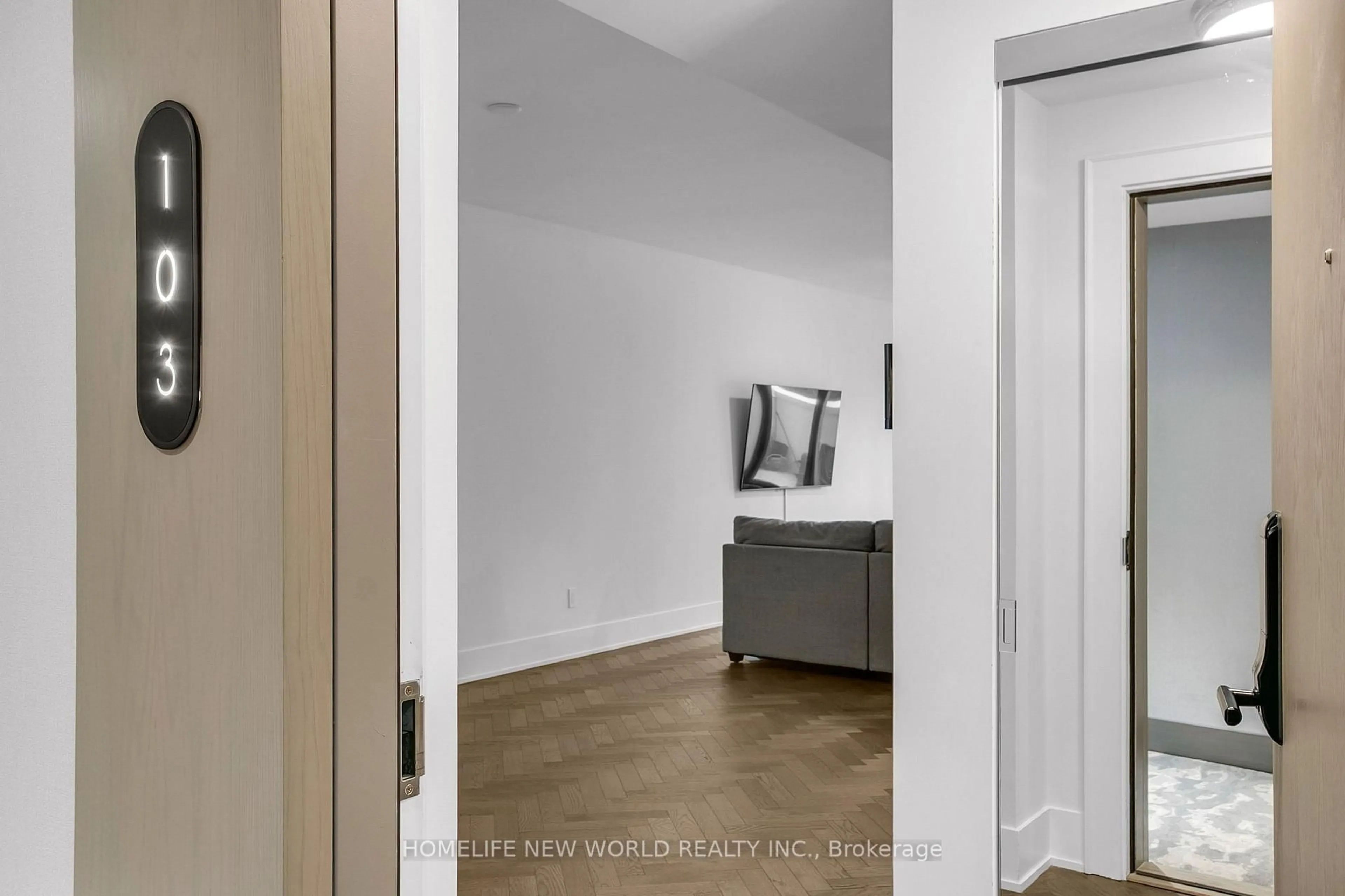 Indoor entryway for 118 Merchants' Wharf #103, Toronto Ontario M5A 0L3