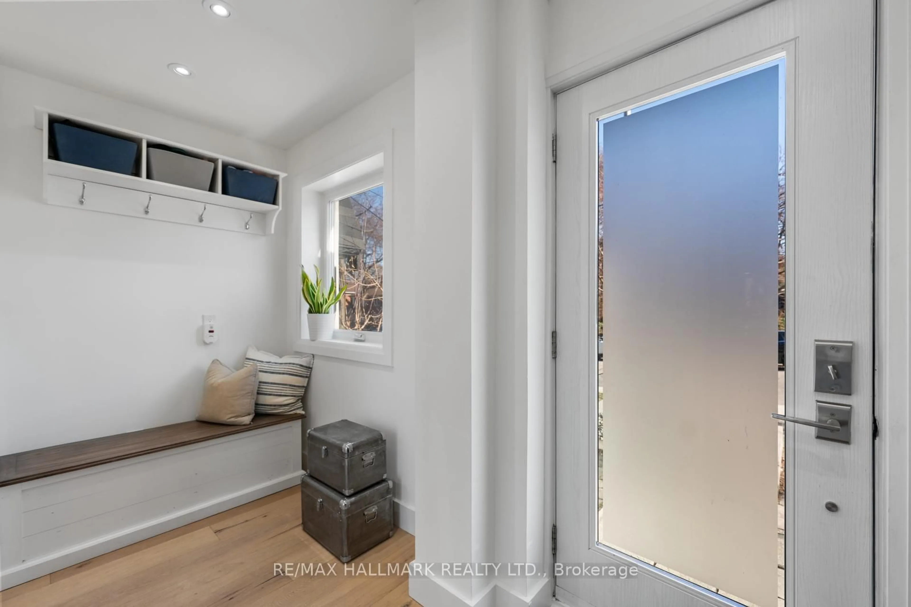 Indoor entryway for 148 Cranbrooke Ave, Toronto Ontario M5M 1M5