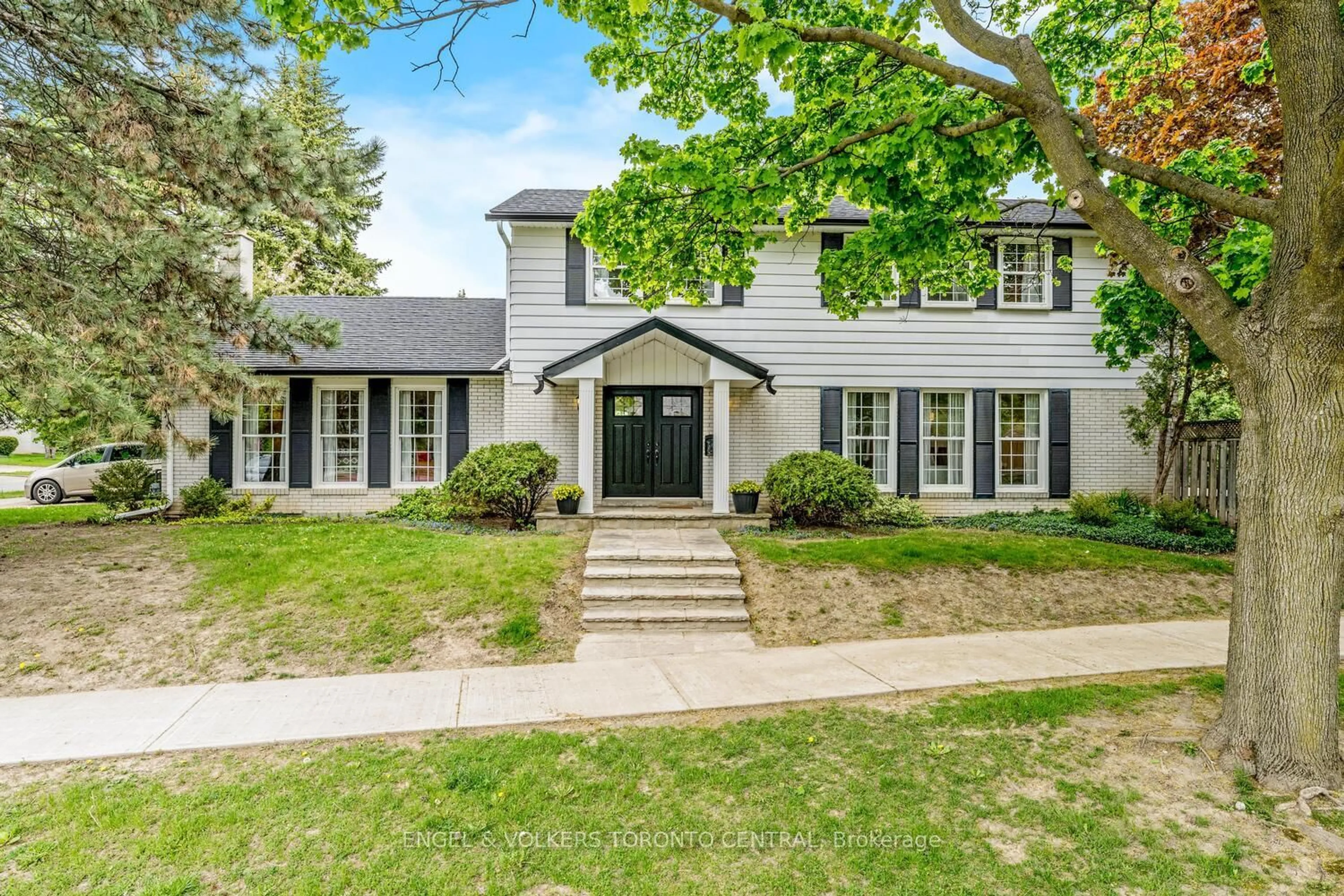 Unknown for 33 Avonwick Gate, Toronto Ontario M2A 2M7