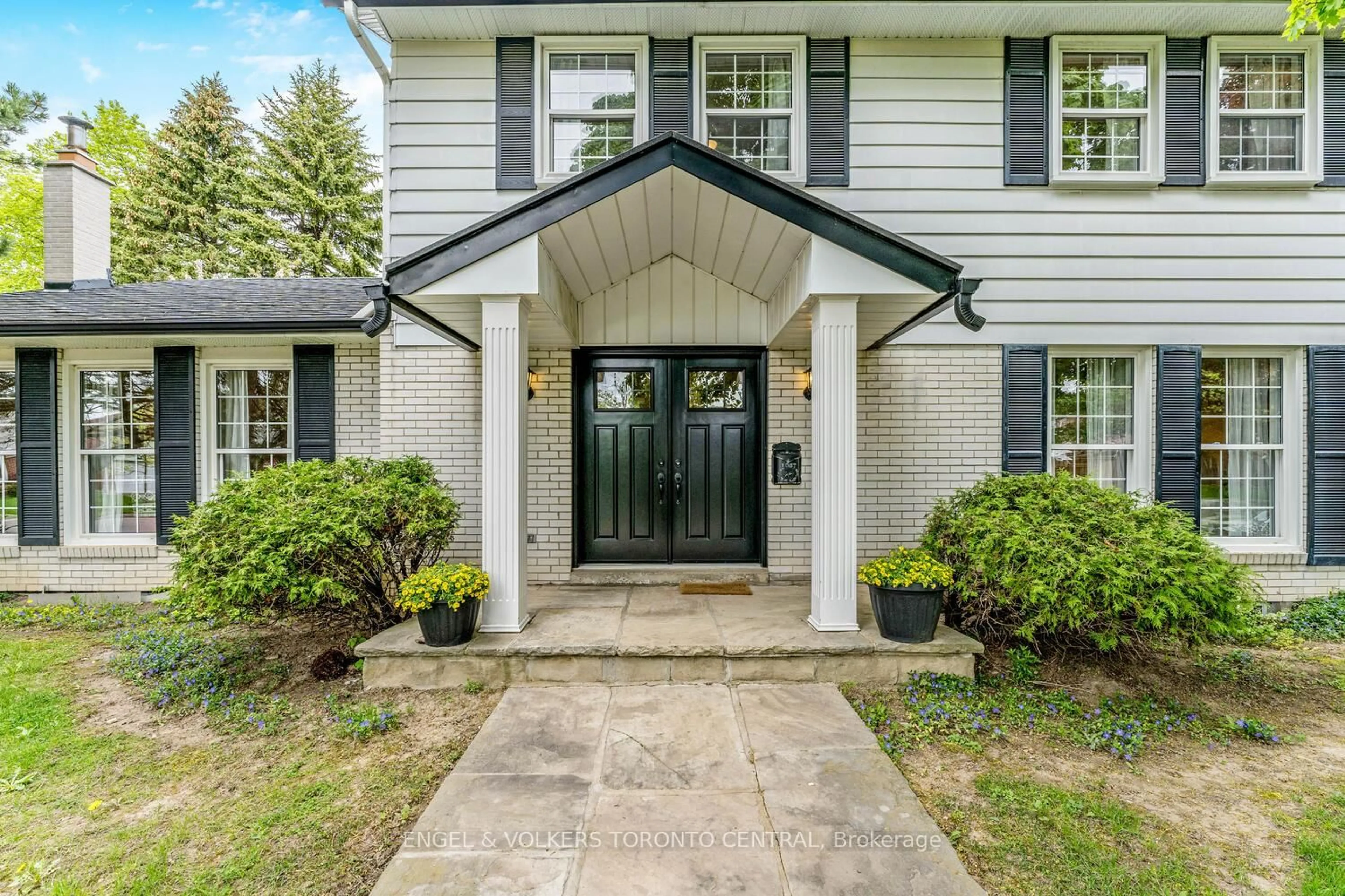 Indoor entryway for 33 Avonwick Gate, Toronto Ontario M2A 2M7