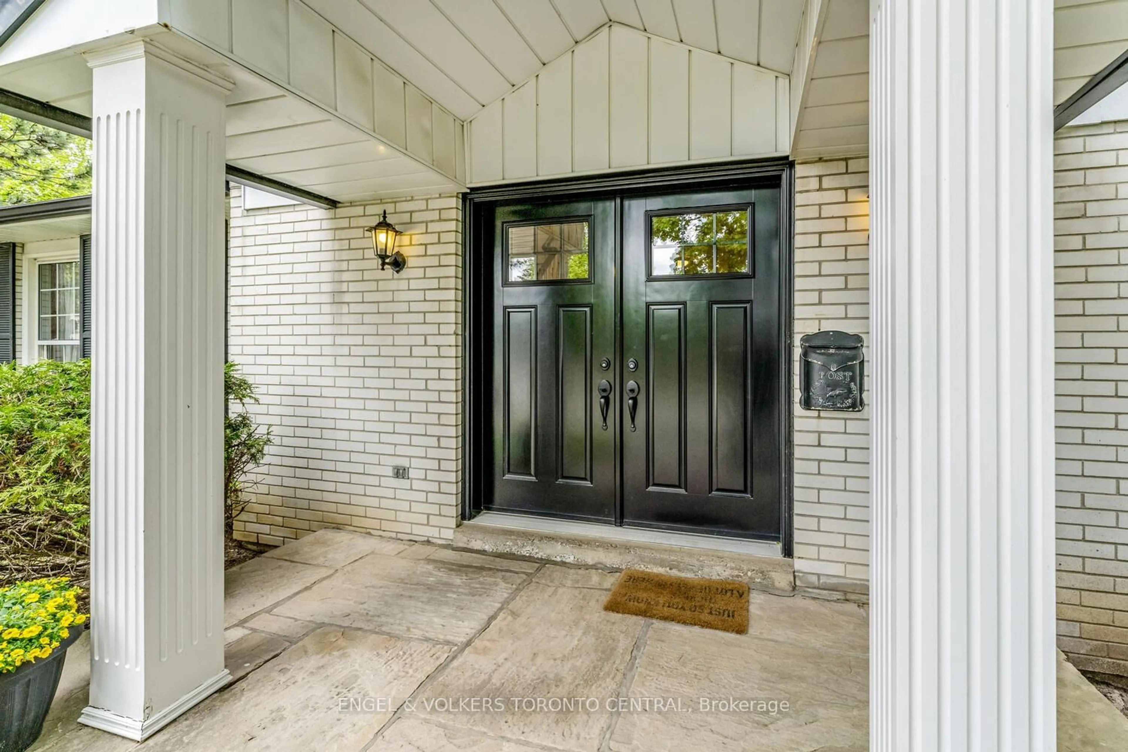Indoor entryway for 33 Avonwick Gate, Toronto Ontario M2A 2M7