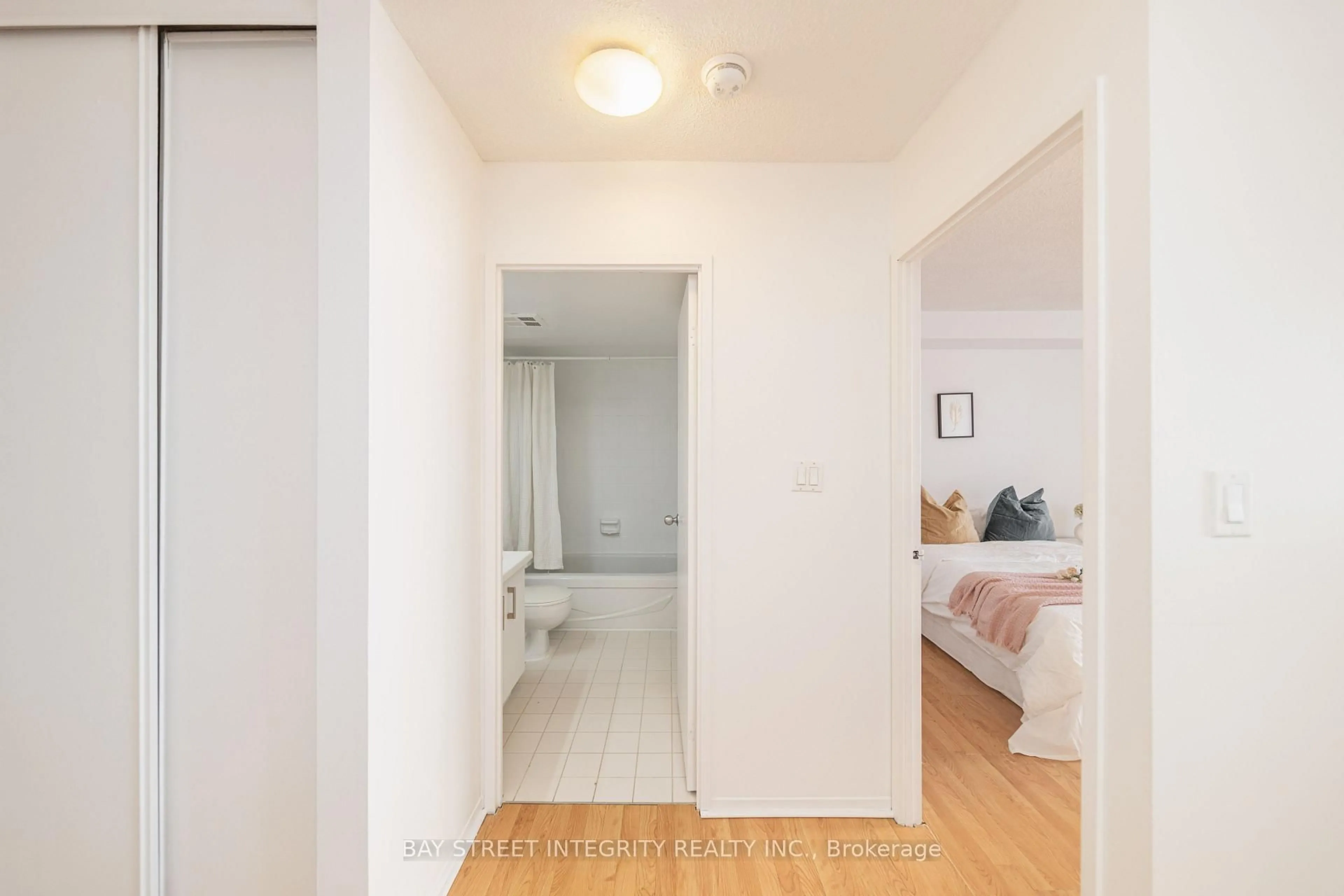 Unknown for 270 Queens Quay #1107, Toronto Ontario M5J 2N4