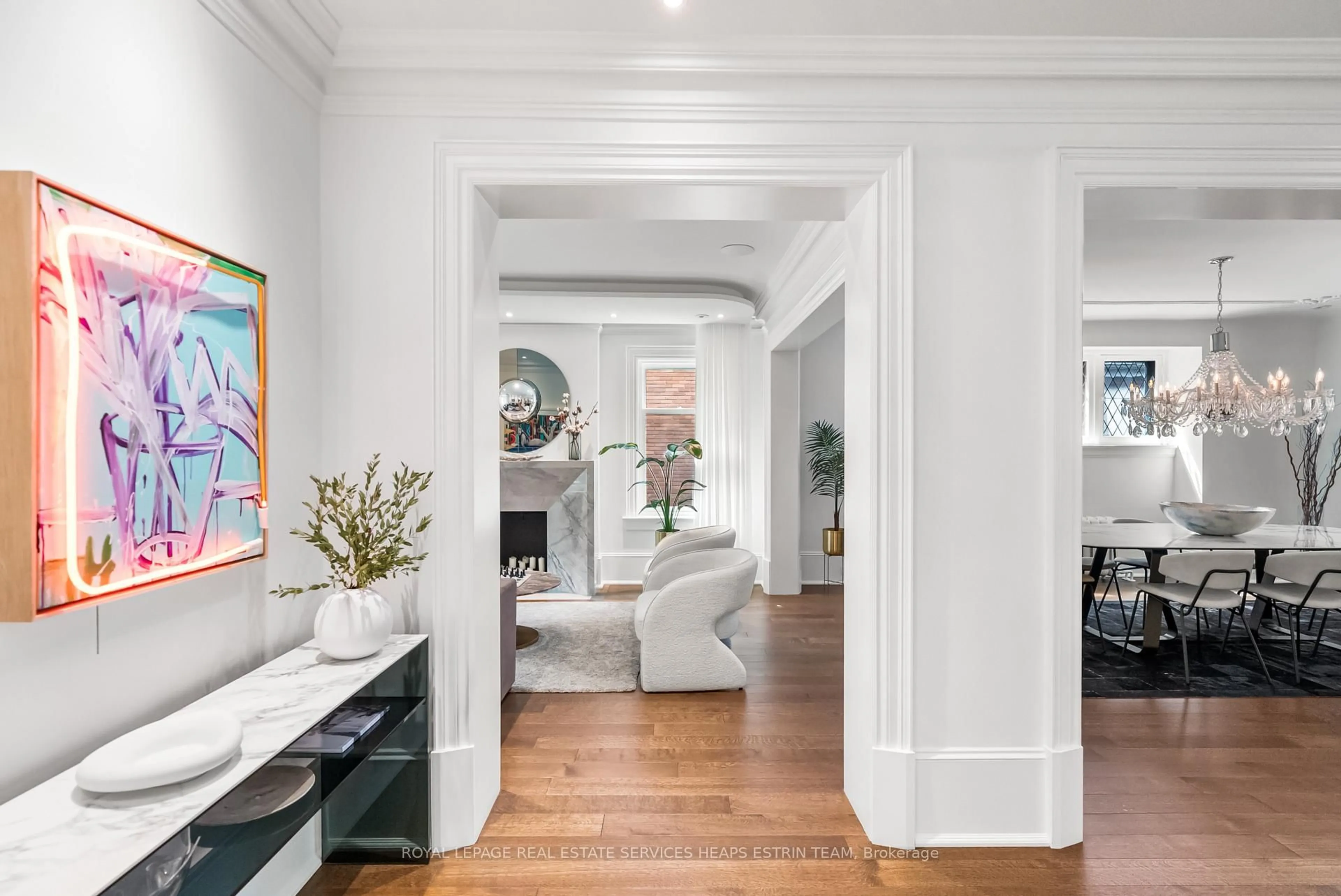 Indoor entryway for 150 Douglas Dr, Toronto Ontario M4W 2B7