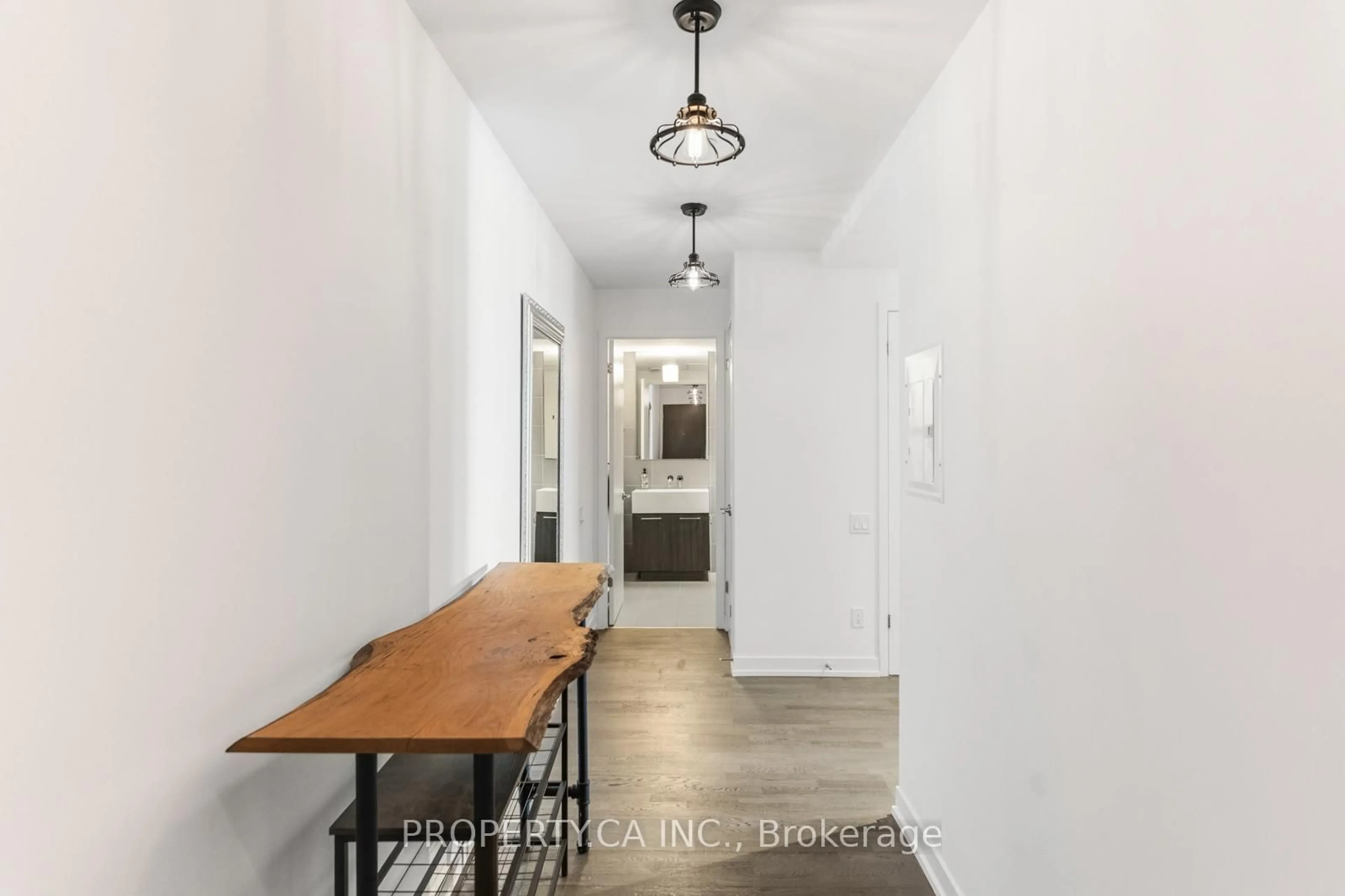 Indoor entryway for 560 King St #623, Toronto Ontario M5V 1M3