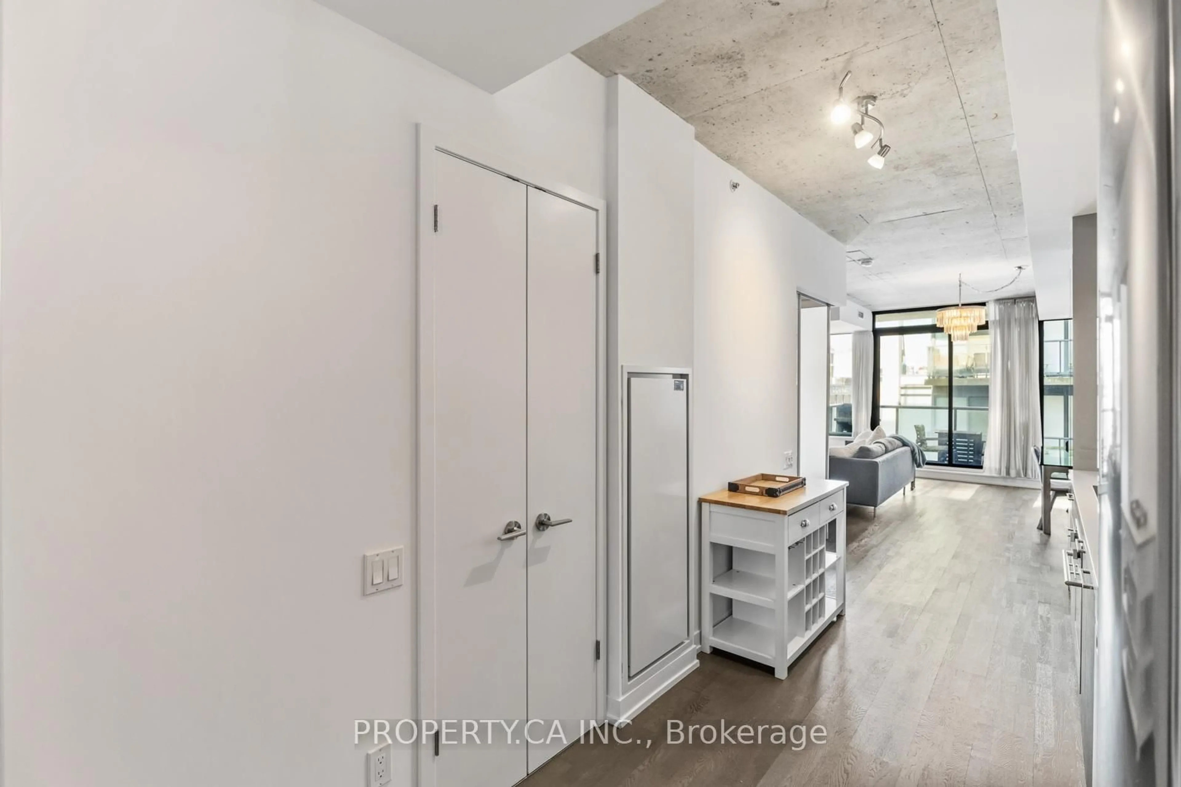Indoor entryway for 560 King St #623, Toronto Ontario M5V 1M3
