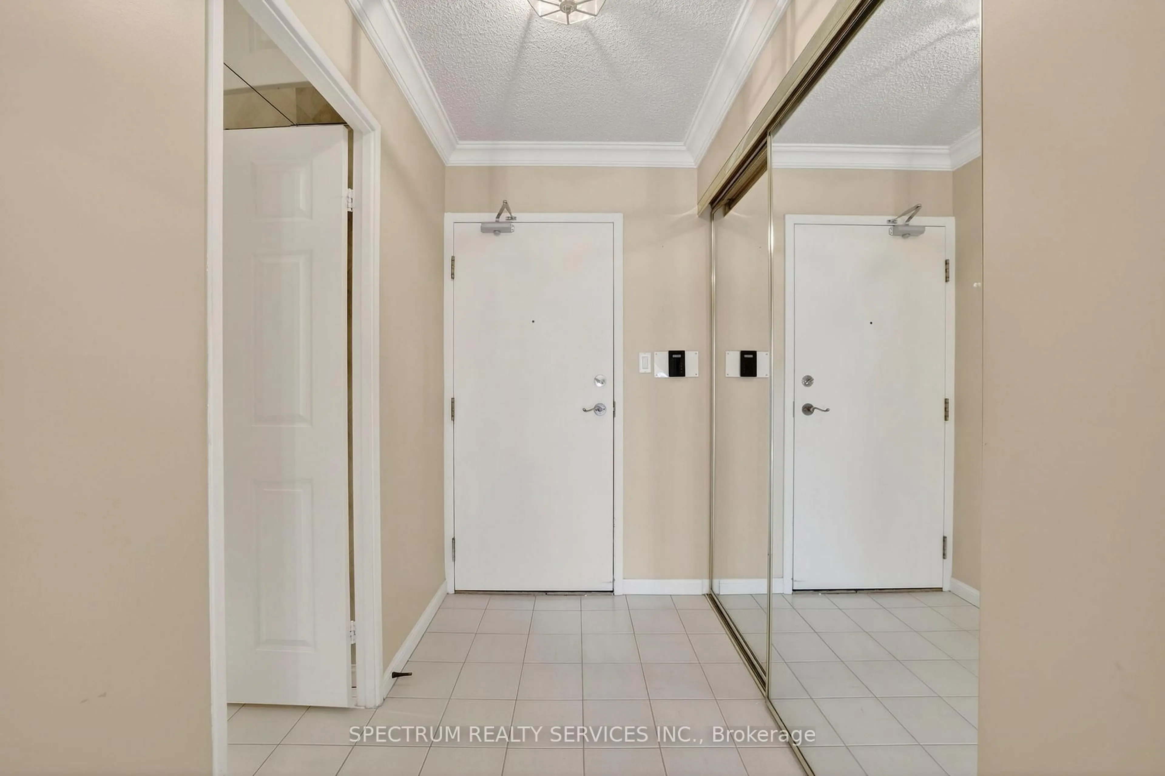Indoor foyer for 85 Skymark Dr #302, Toronto Ontario M2H 3P2