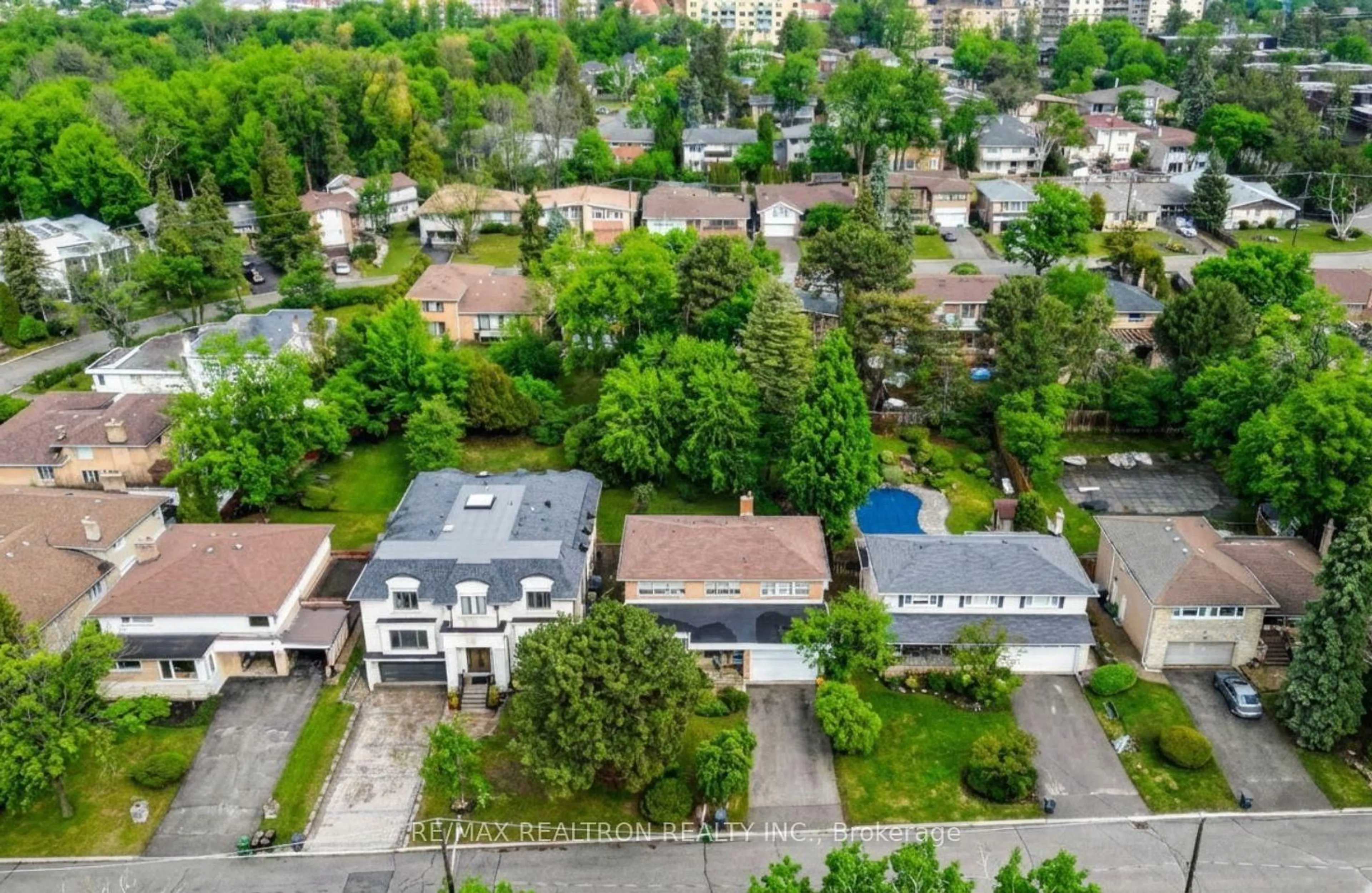 A pic from outside/outdoor area/front of a property/back of a property/a pic from drone, street for 10 HEARTHSTONE Cres, Toronto Ontario M2R 1G3