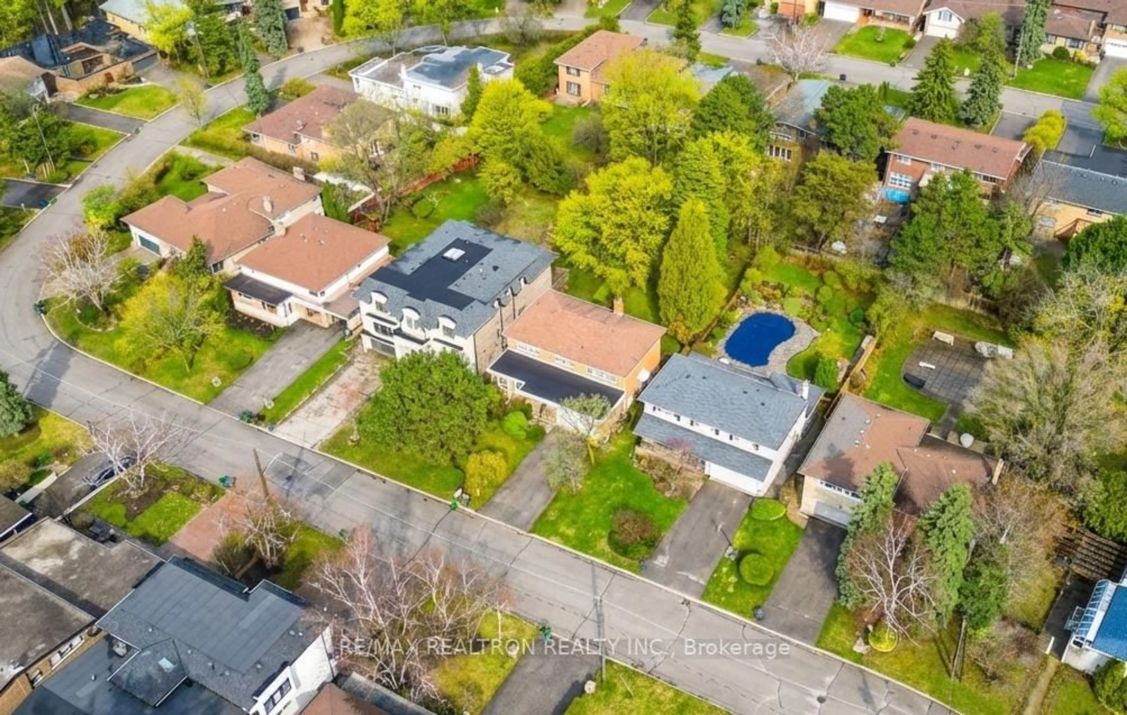 A pic from outside/outdoor area/front of a property/back of a property/a pic from drone, street for 10 HEARTHSTONE Cres, Toronto Ontario M2R 1G3