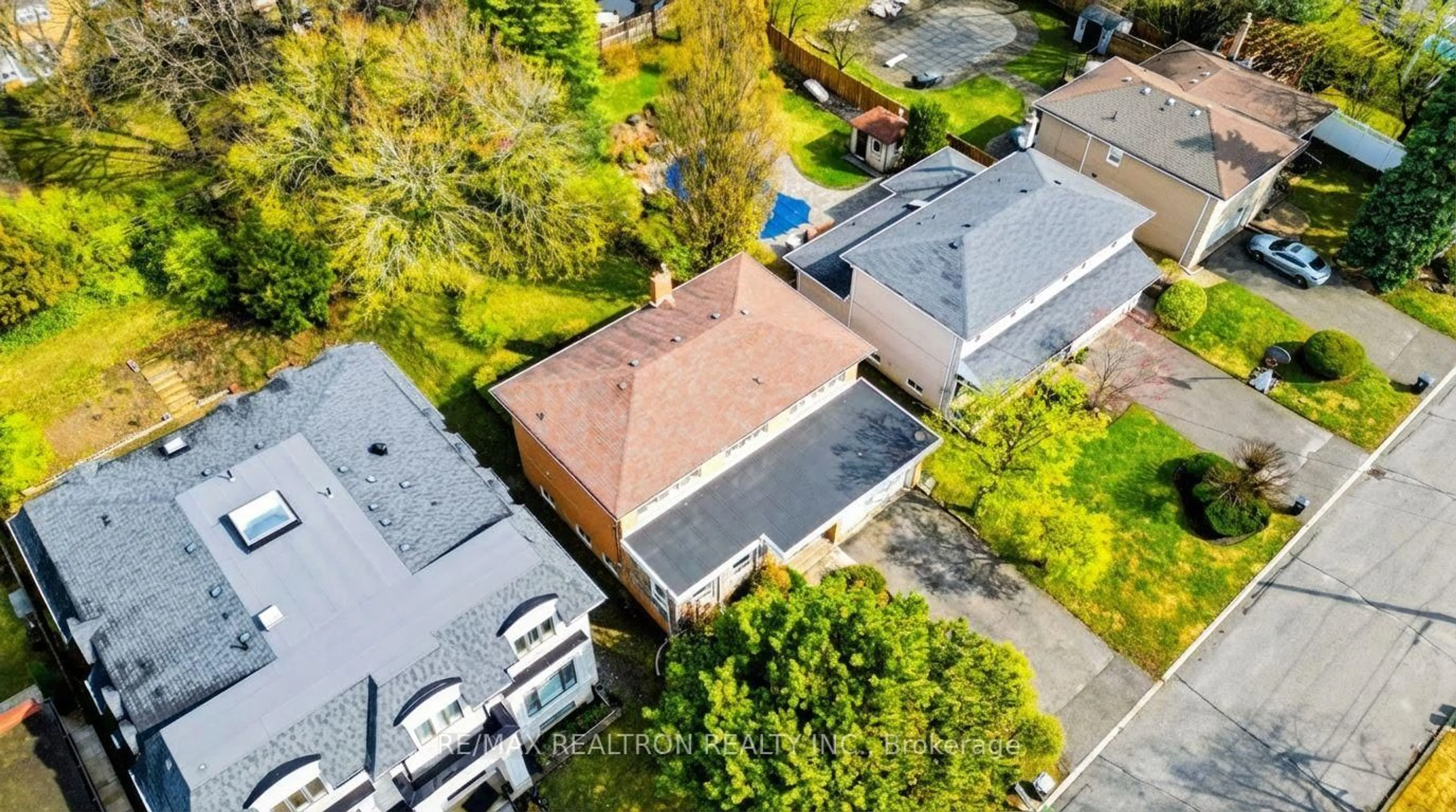A pic from outside/outdoor area/front of a property/back of a property/a pic from drone, street for 10 HEARTHSTONE Cres, Toronto Ontario M2R 1G3