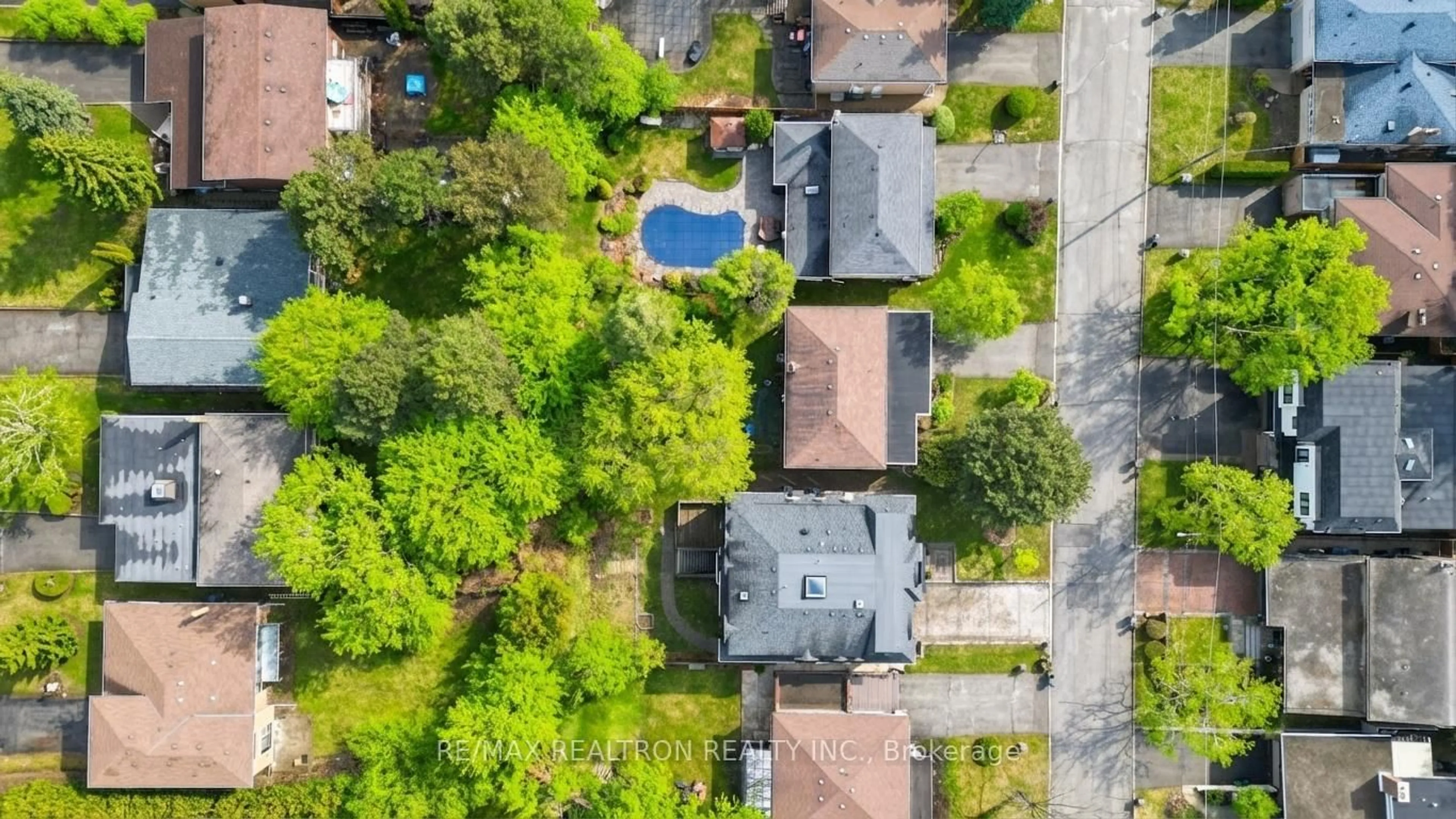 A pic from outside/outdoor area/front of a property/back of a property/a pic from drone, street for 10 HEARTHSTONE Cres, Toronto Ontario M2R 1G3