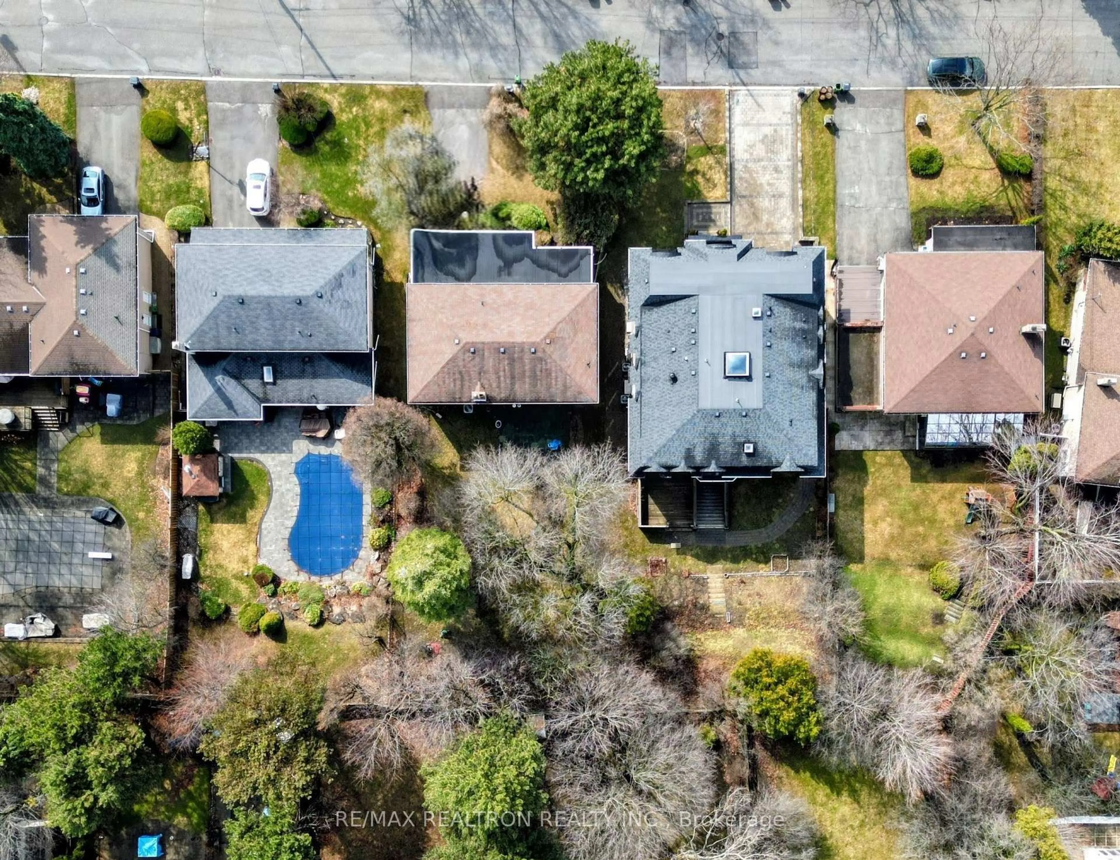 A pic from outside/outdoor area/front of a property/back of a property/a pic from drone, street for 10 HEARTHSTONE Cres, Toronto Ontario M2R 1G3