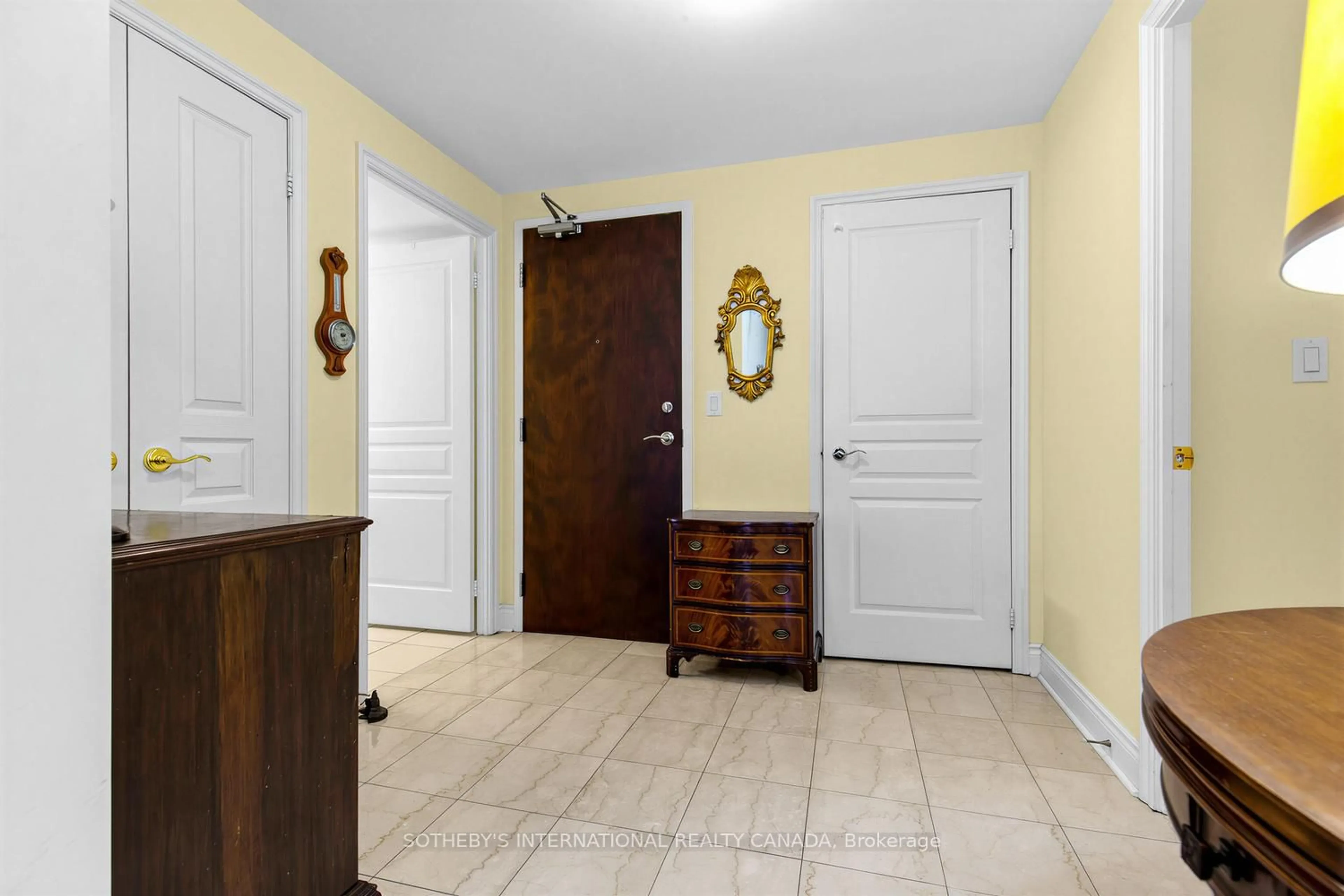 Indoor entryway for 10 Delisle Ave #814, Toronto Ontario M4V 3C6