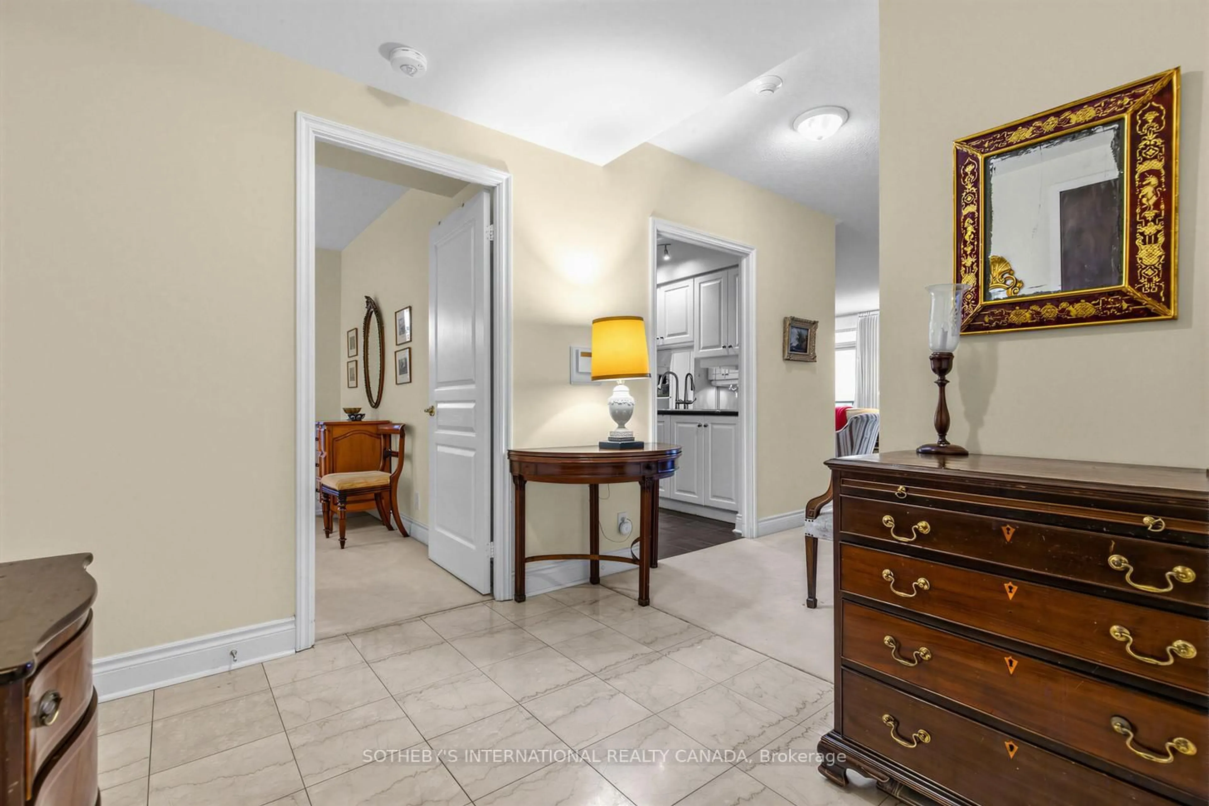 Indoor entryway for 10 Delisle Ave #814, Toronto Ontario M4V 3C6