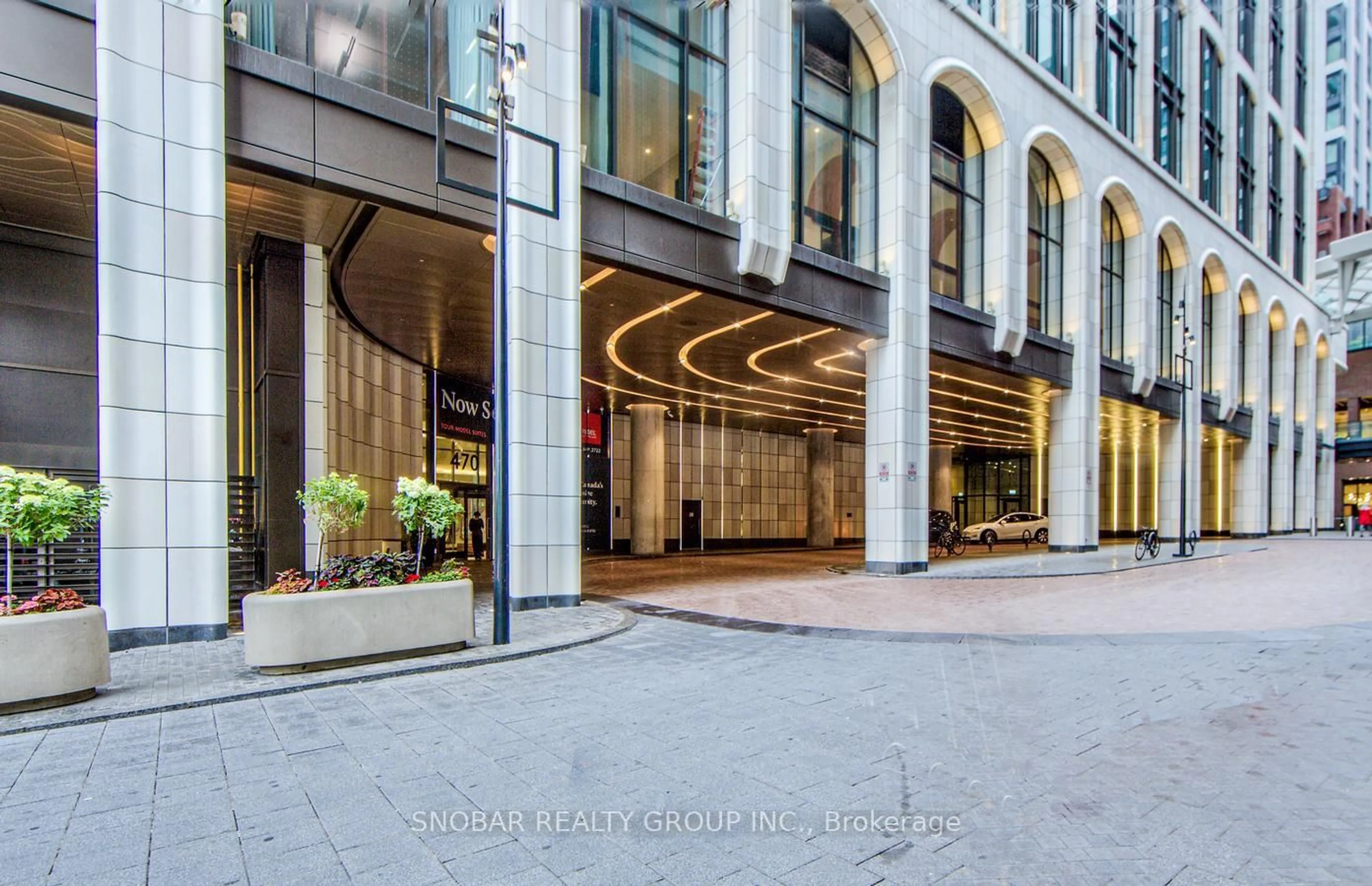 Indoor foyer for 470 Front St #814, Toronto Ontario M5V 0V6