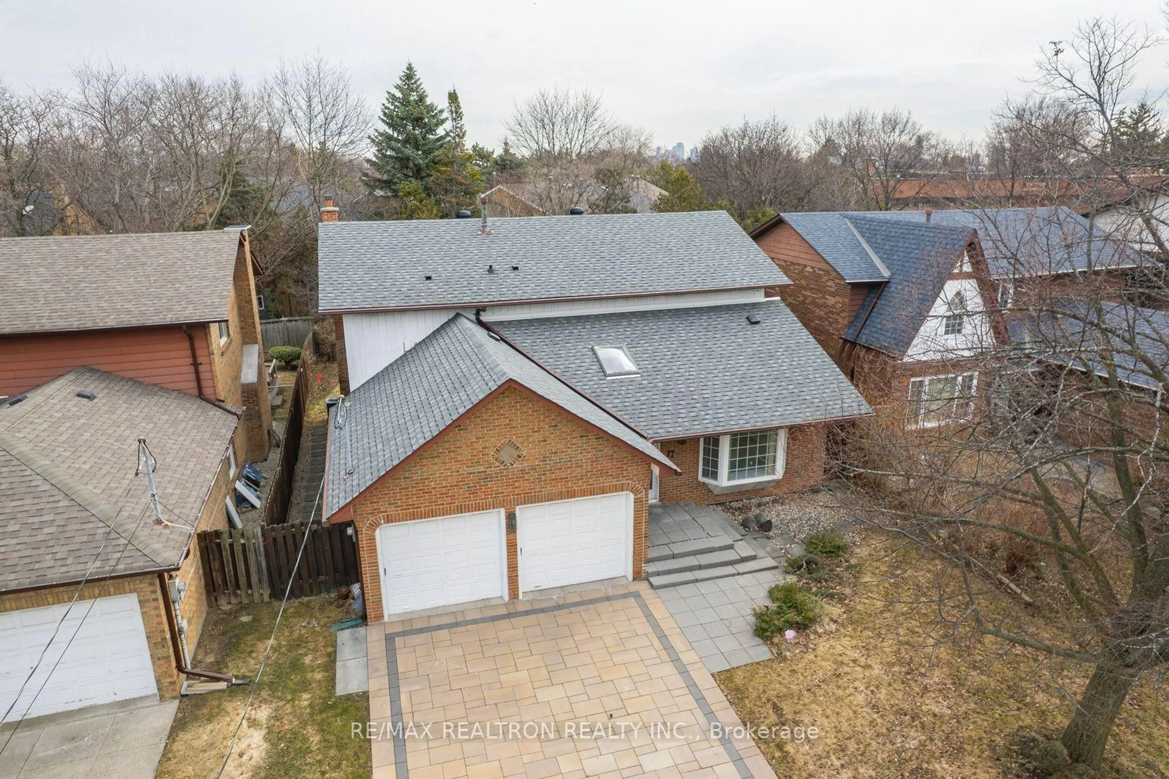 A pic from outside/outdoor area/front of a property/back of a property/a pic from drone, street for 17 Lawnview Dr, Toronto Ontario M2N 5J9
