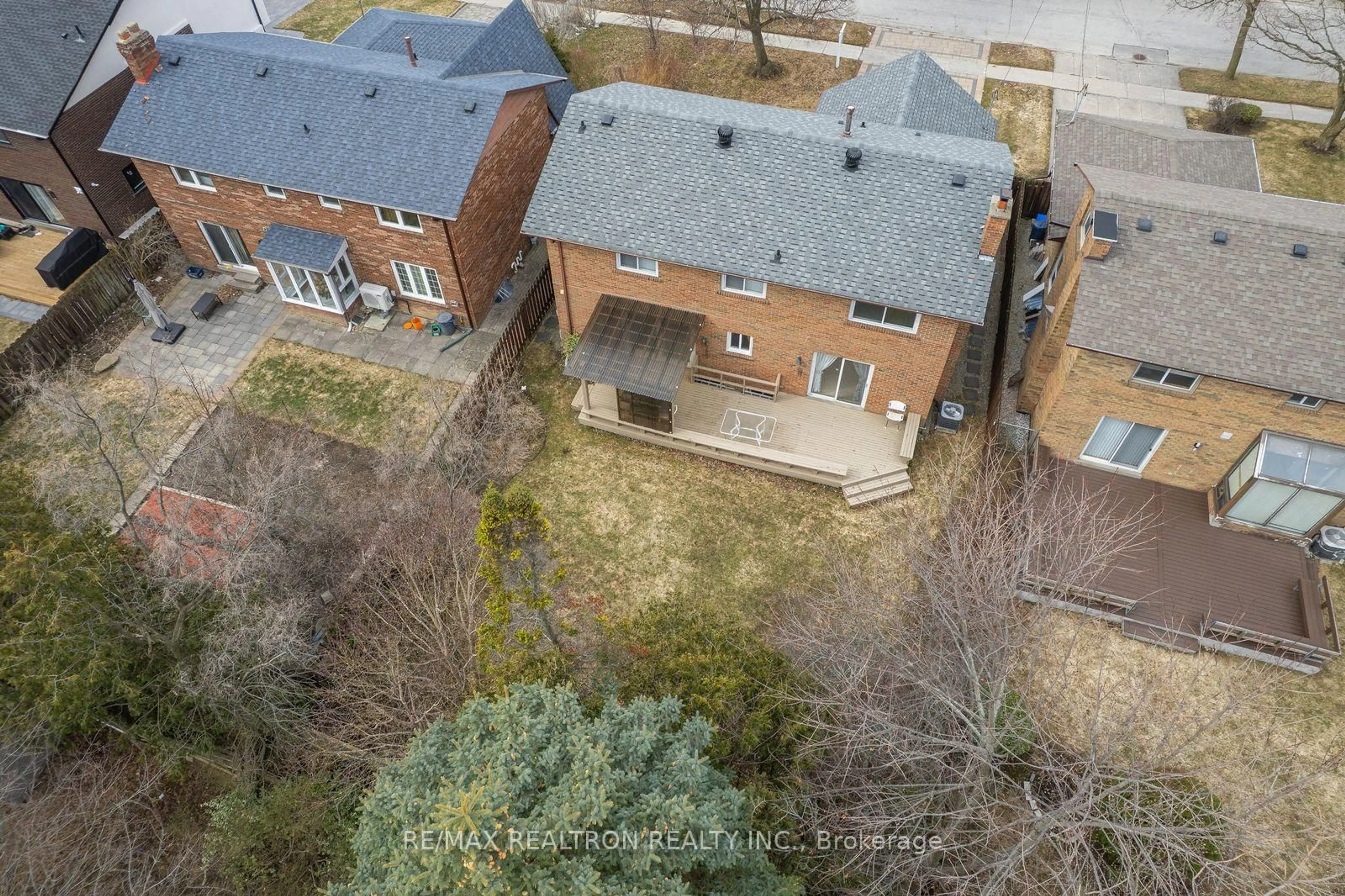 A pic from outside/outdoor area/front of a property/back of a property/a pic from drone, unknown for 17 Lawnview Dr, Toronto Ontario M2N 5J9