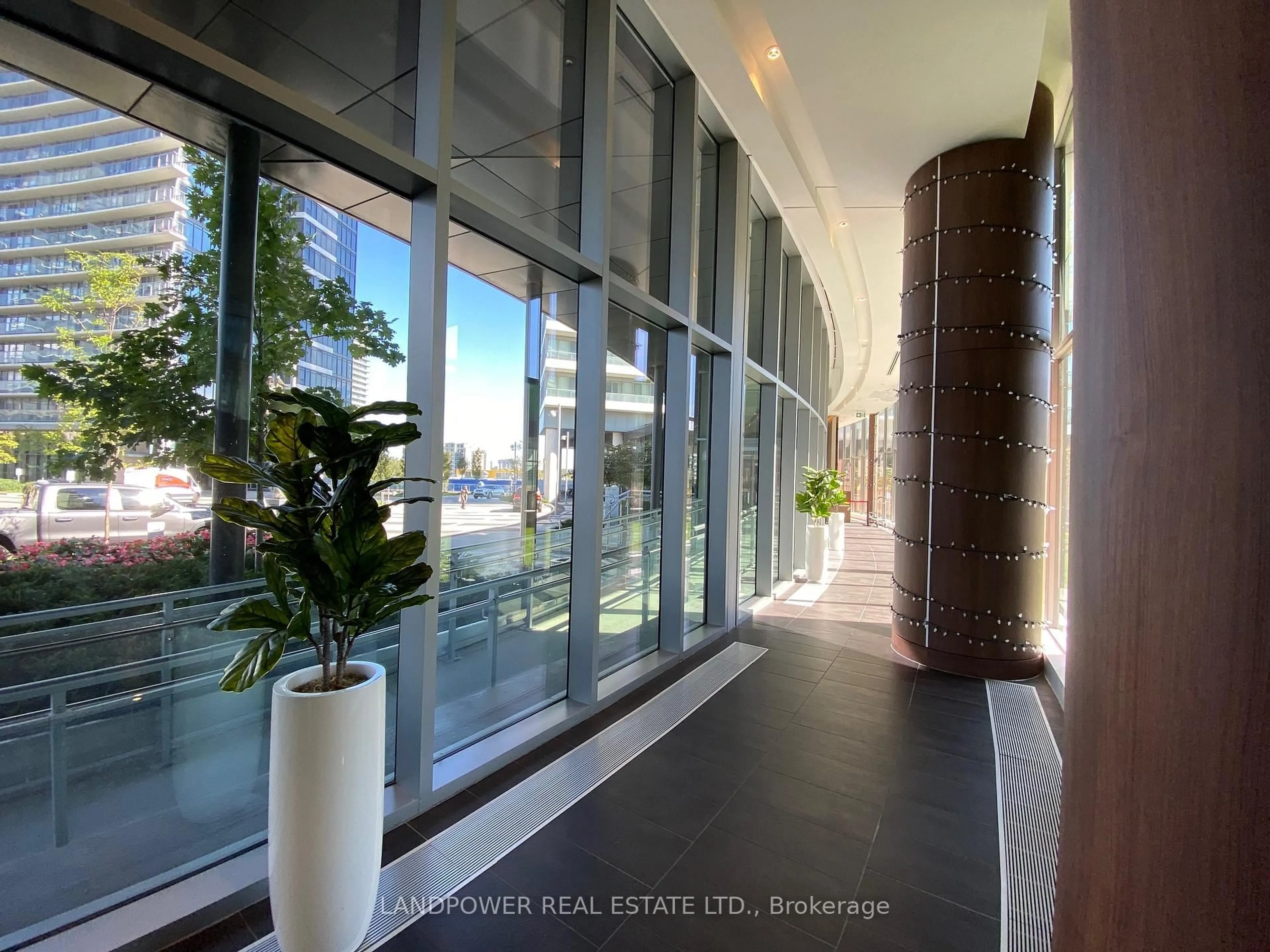 Indoor foyer for 115 McMahon Dr #PH 10, Toronto Ontario M2K 0E3