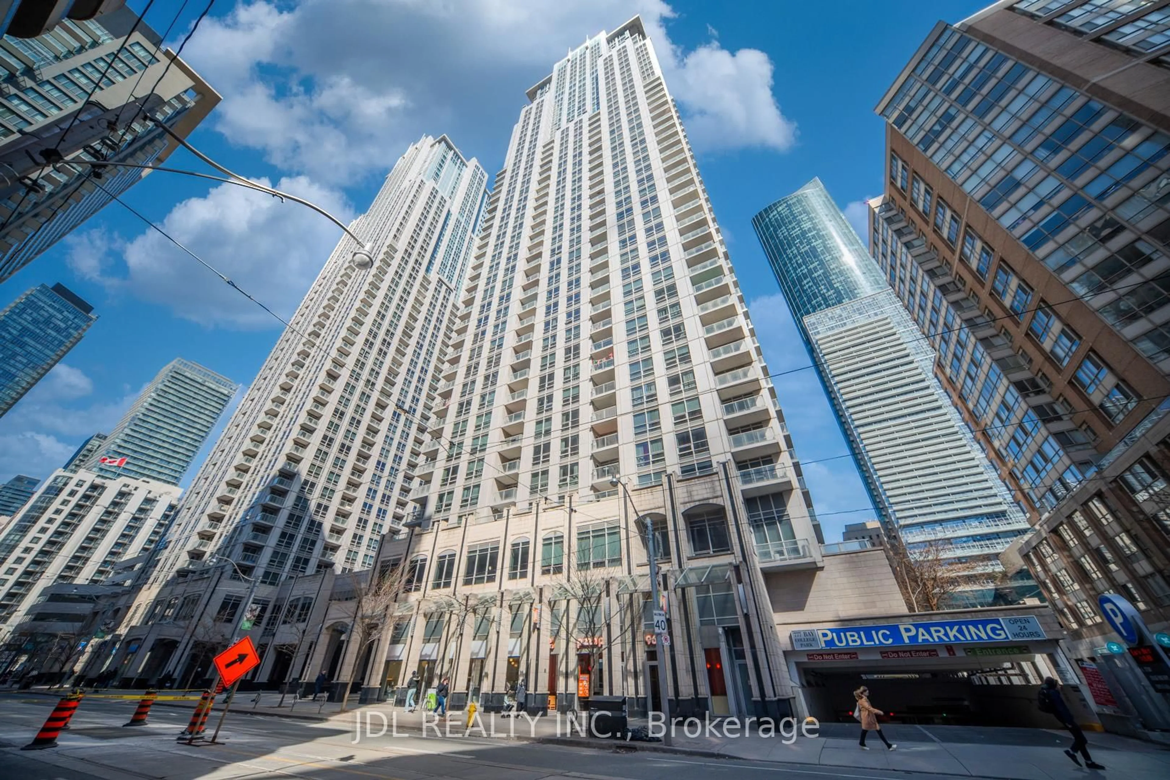 Indoor foyer for 761 Bay St #1001, Toronto Ontario M5G 2R2