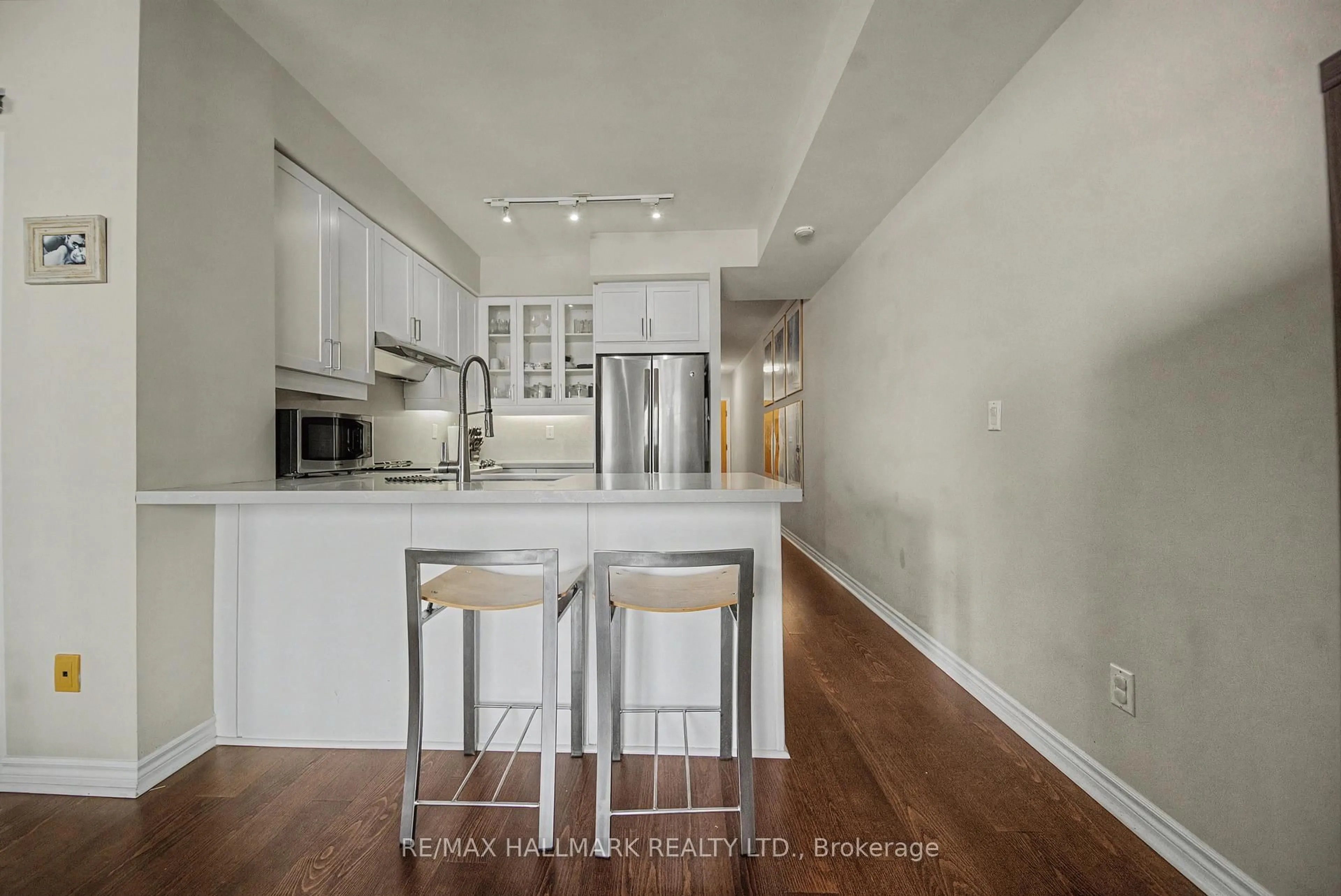 Open concept kitchen, wood/laminate floor for 168 King St #614, Toronto Ontario M5A 4S4