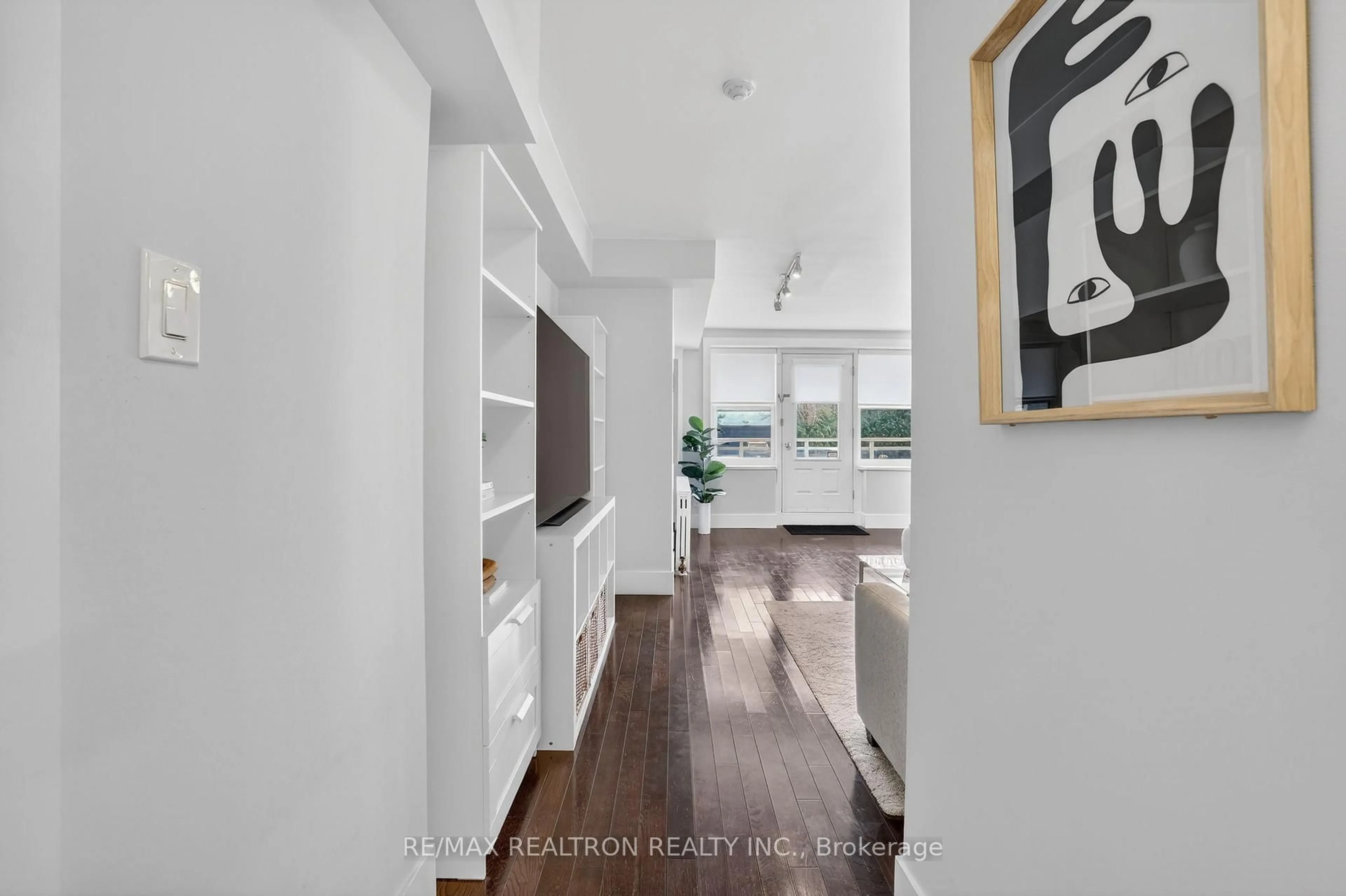Indoor entryway for 2603 Bathurst St #106, Toronto Ontario M6B 2Z6