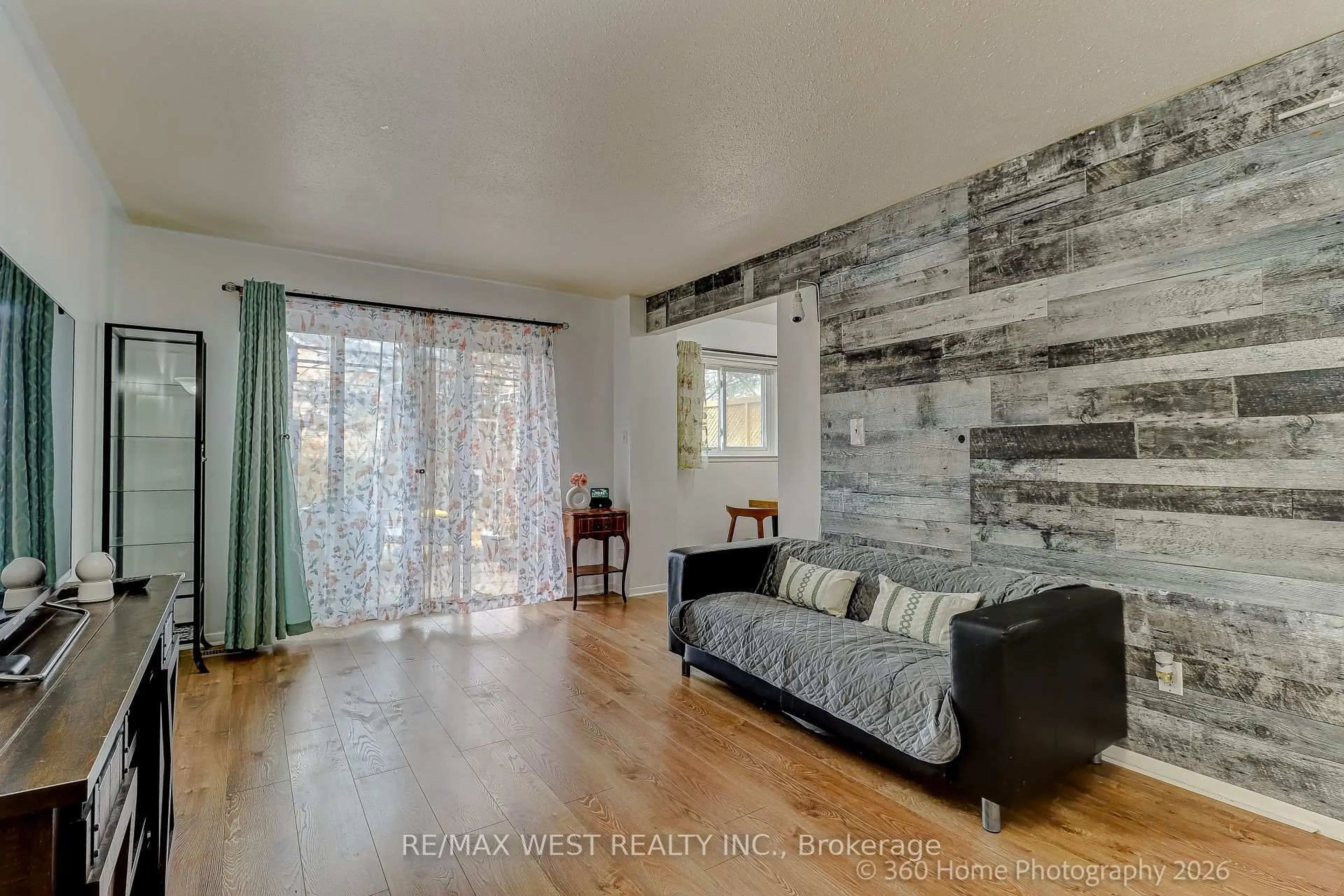 Living room with furniture, wood/laminate floor for 10 Leith Hill Rd #27, Toronto Ontario M2J 1Z2