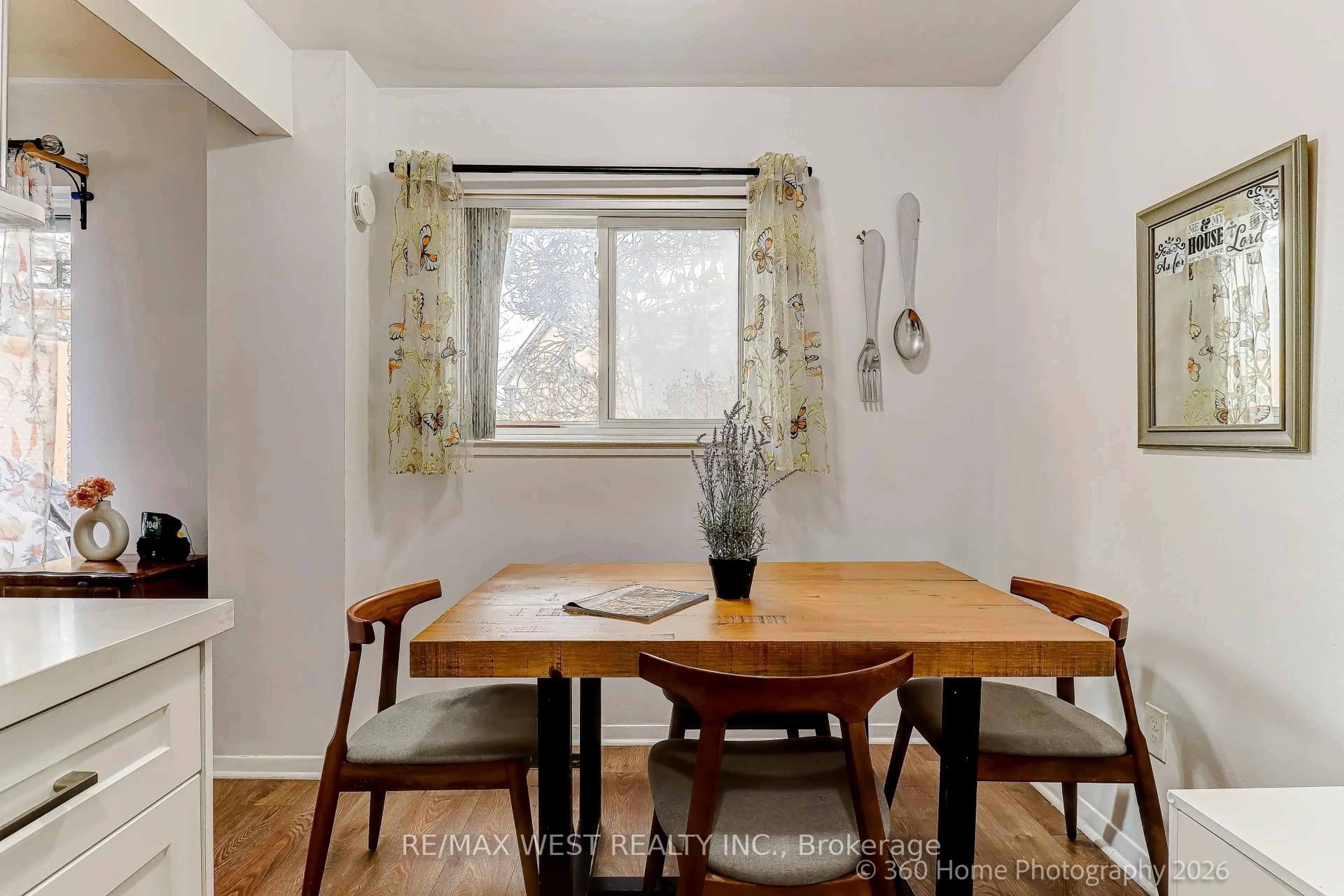 Dining room, wood/laminate floor for 10 Leith Hill Rd #27, Toronto Ontario M2J 1Z2