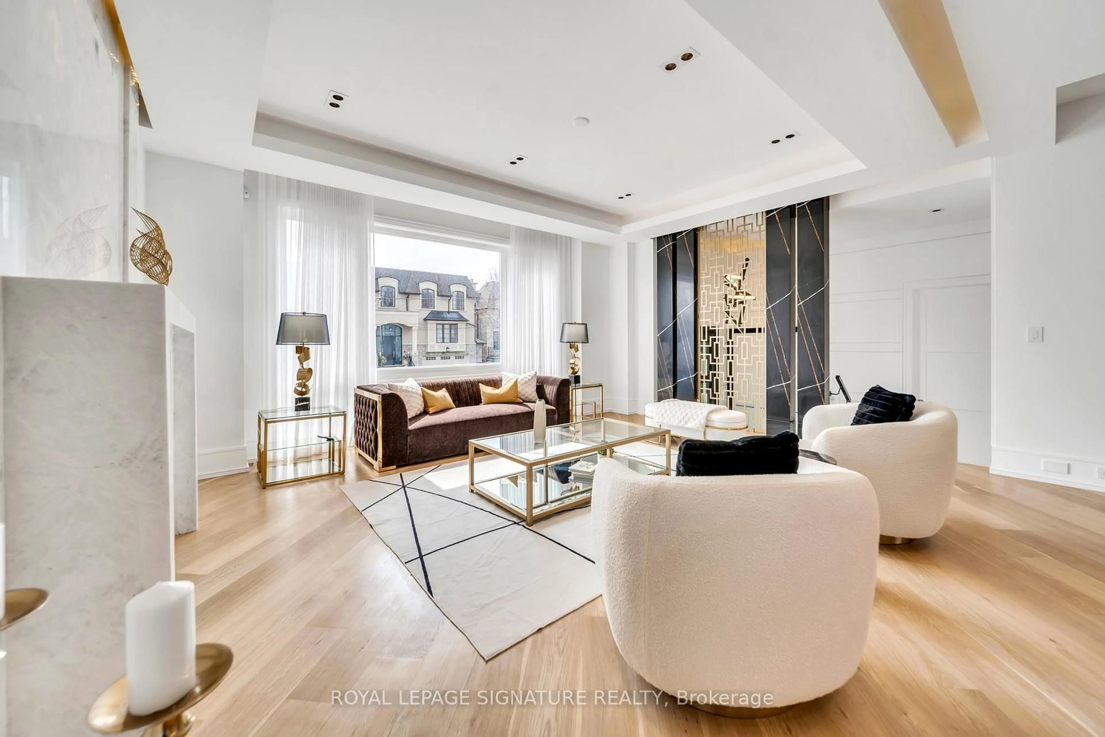 Living room with furniture, unknown for 658 Bedford Pk Ave, Toronto Ontario M5M 1K3