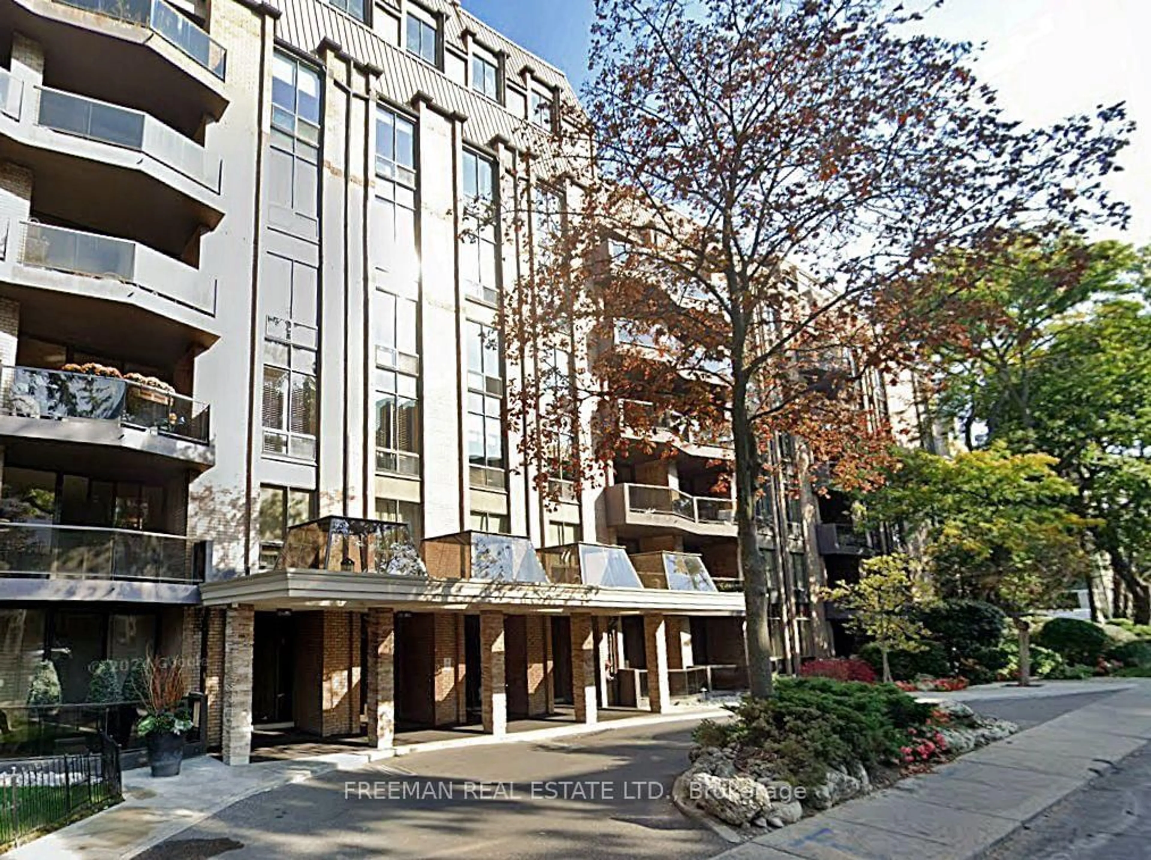 Indoor foyer for 350 Lonsdale Rd #303, Toronto Ontario M5P 1R6