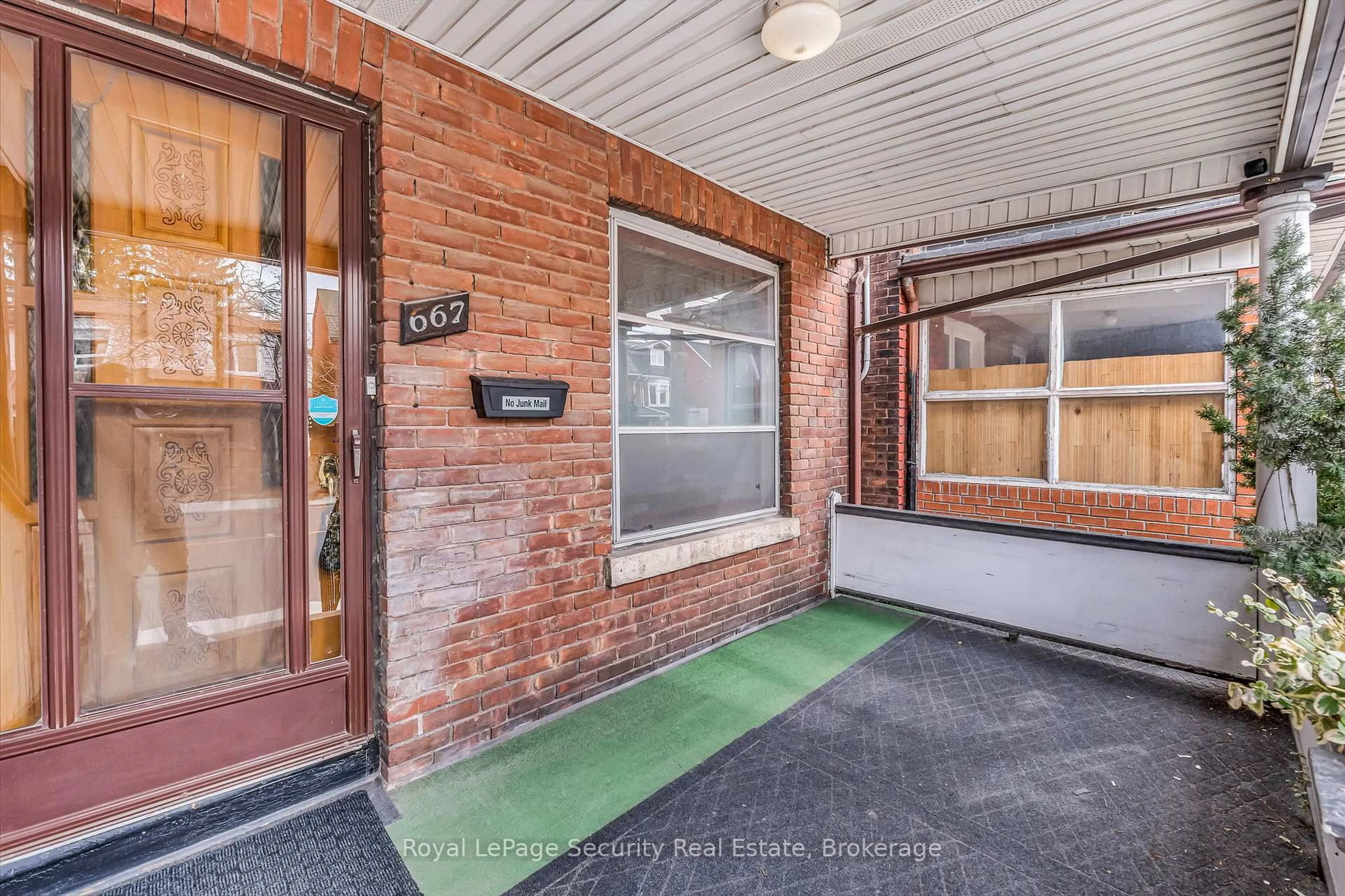 Unknown for 667 Ossington Ave, Toronto Ontario M6G 3T6