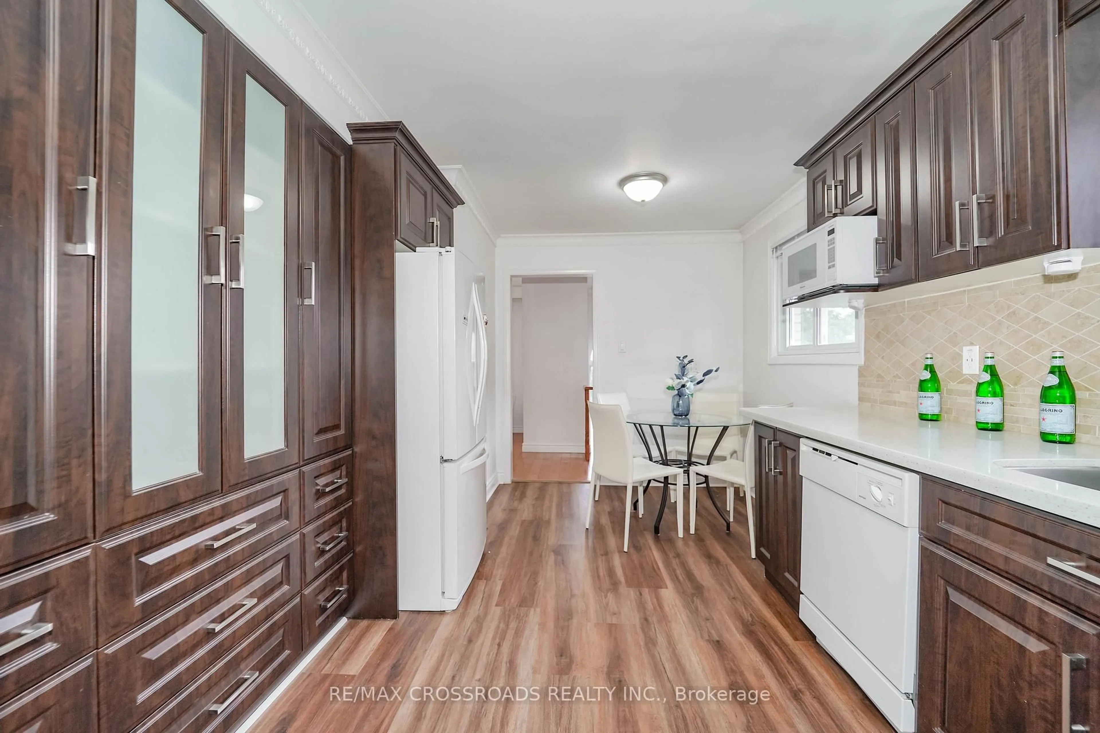Standard kitchen, wood/laminate floor for 8 Topaz Gate, Toronto Ontario M2M 2Z7