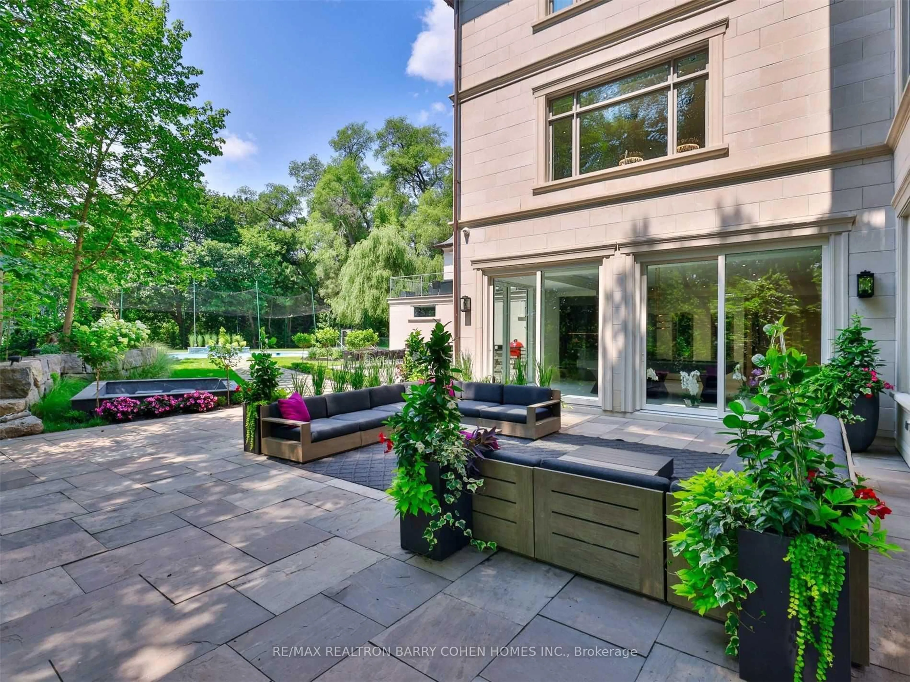 Patio, street for 382 Old Yonge St, Toronto Ontario M2P 1R4