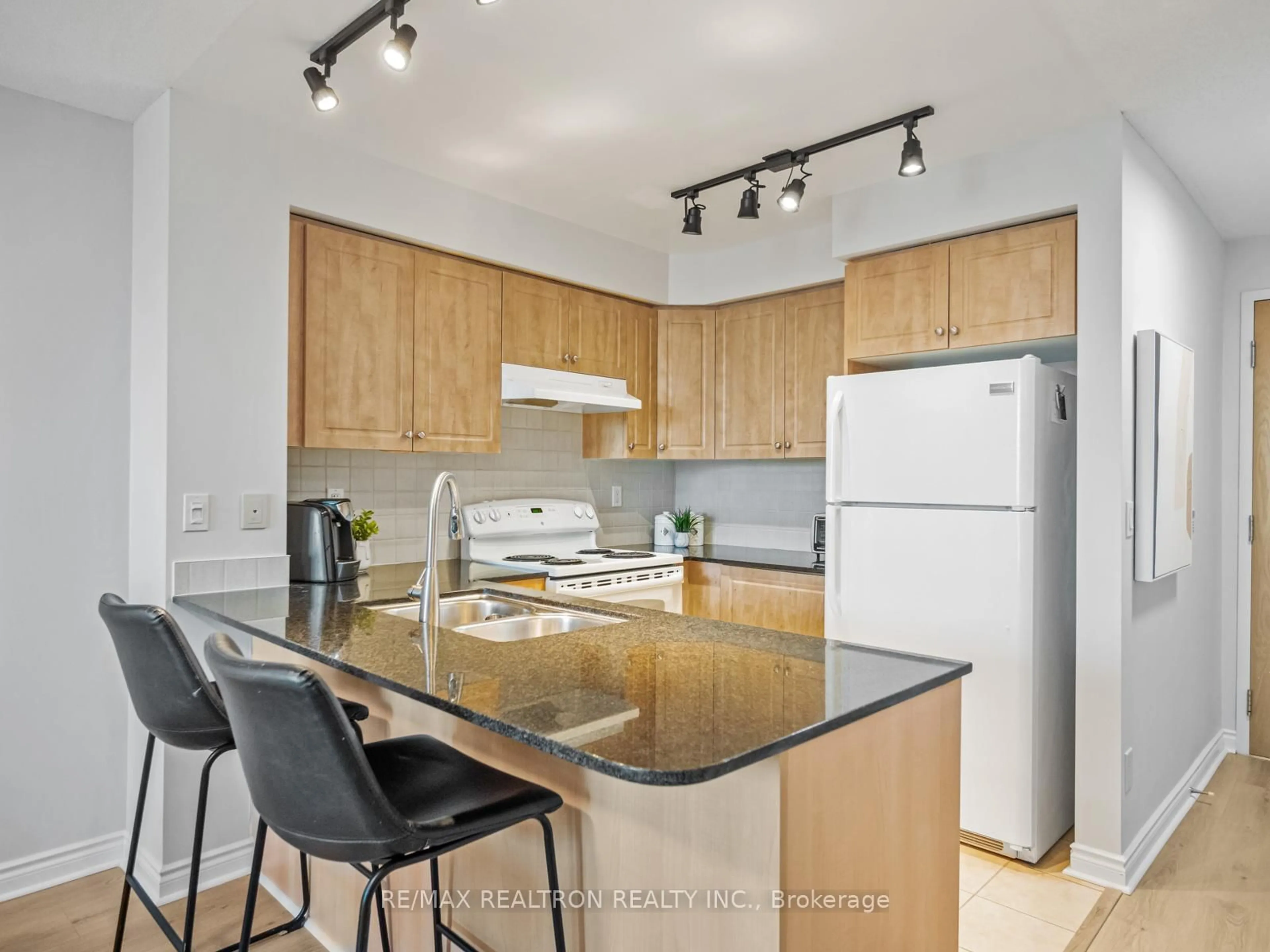 Standard kitchen, unknown for 503 Beecroft Rd #318, Toronto Ontario M2N 0A2