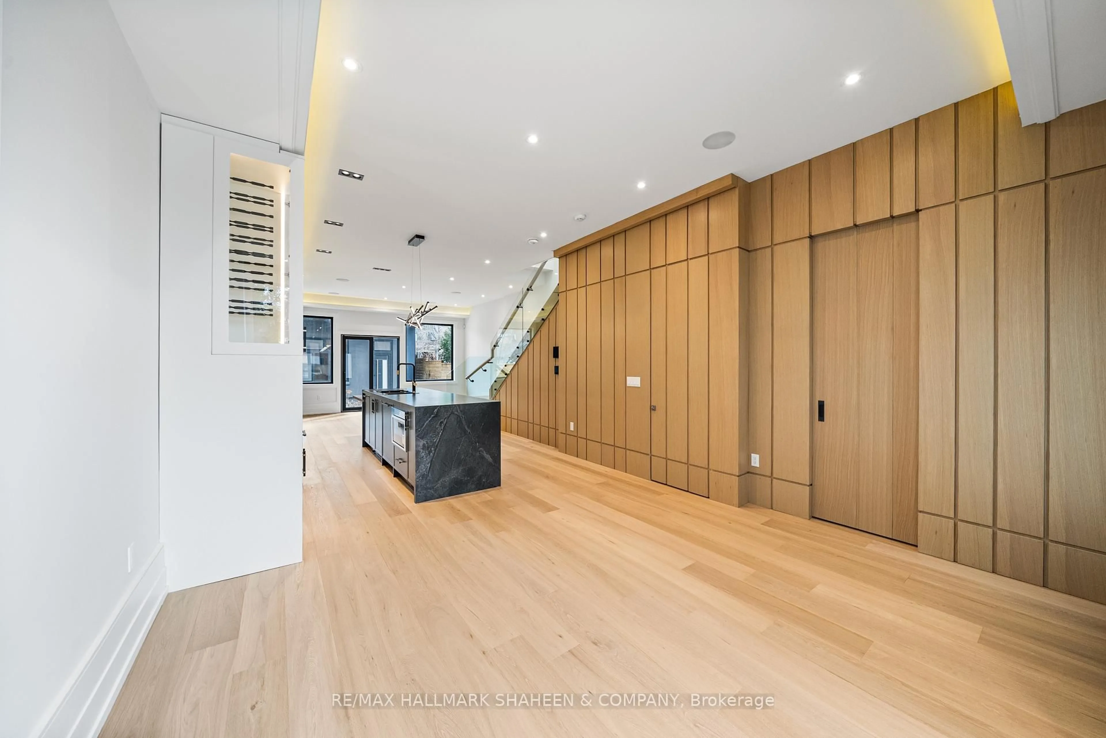 Indoor foyer for 199 Arlington Ave, Toronto Ontario M6C 2Z4