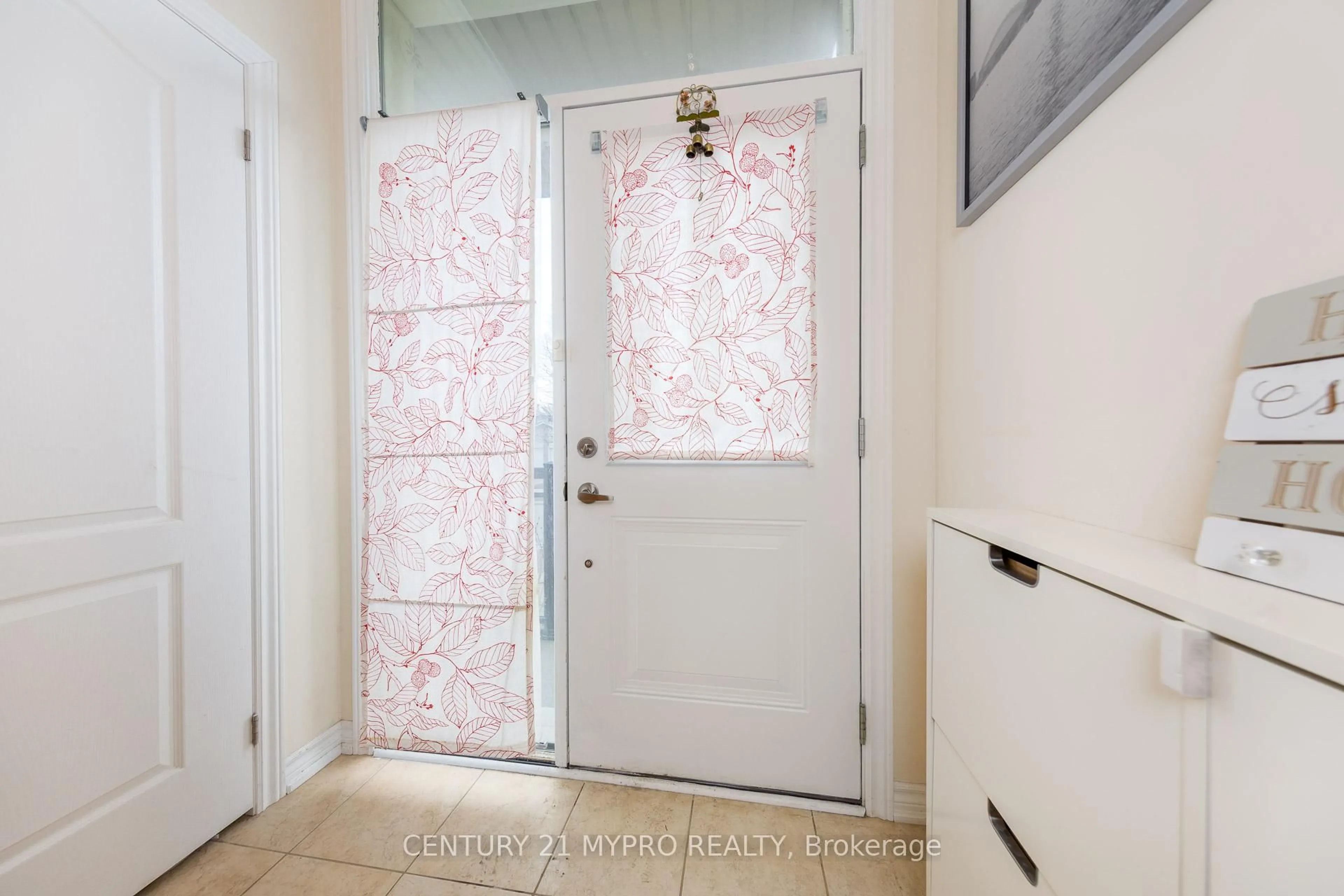 Indoor entryway for 69 Antibes Dr, Toronto Ontario M2R 2Y9