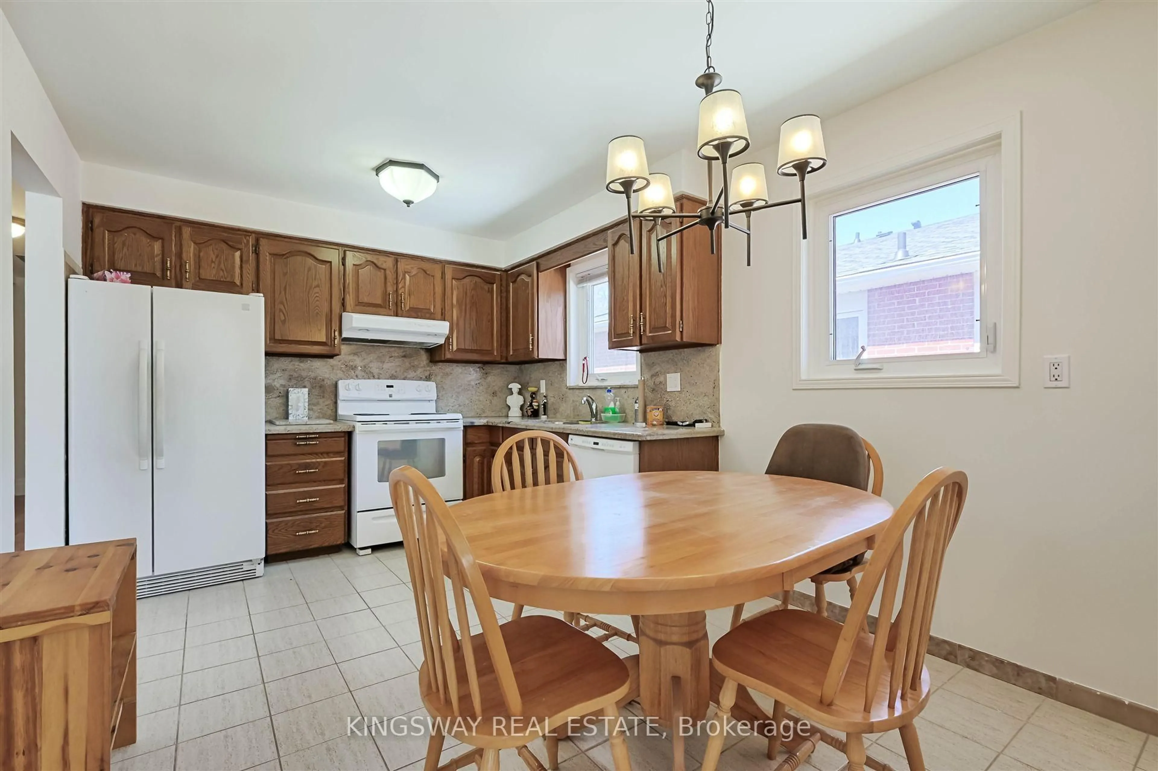 Standard kitchen, ceramic/tile floor for 184 Edmonton Dr, Toronto Ontario M2J 3X5