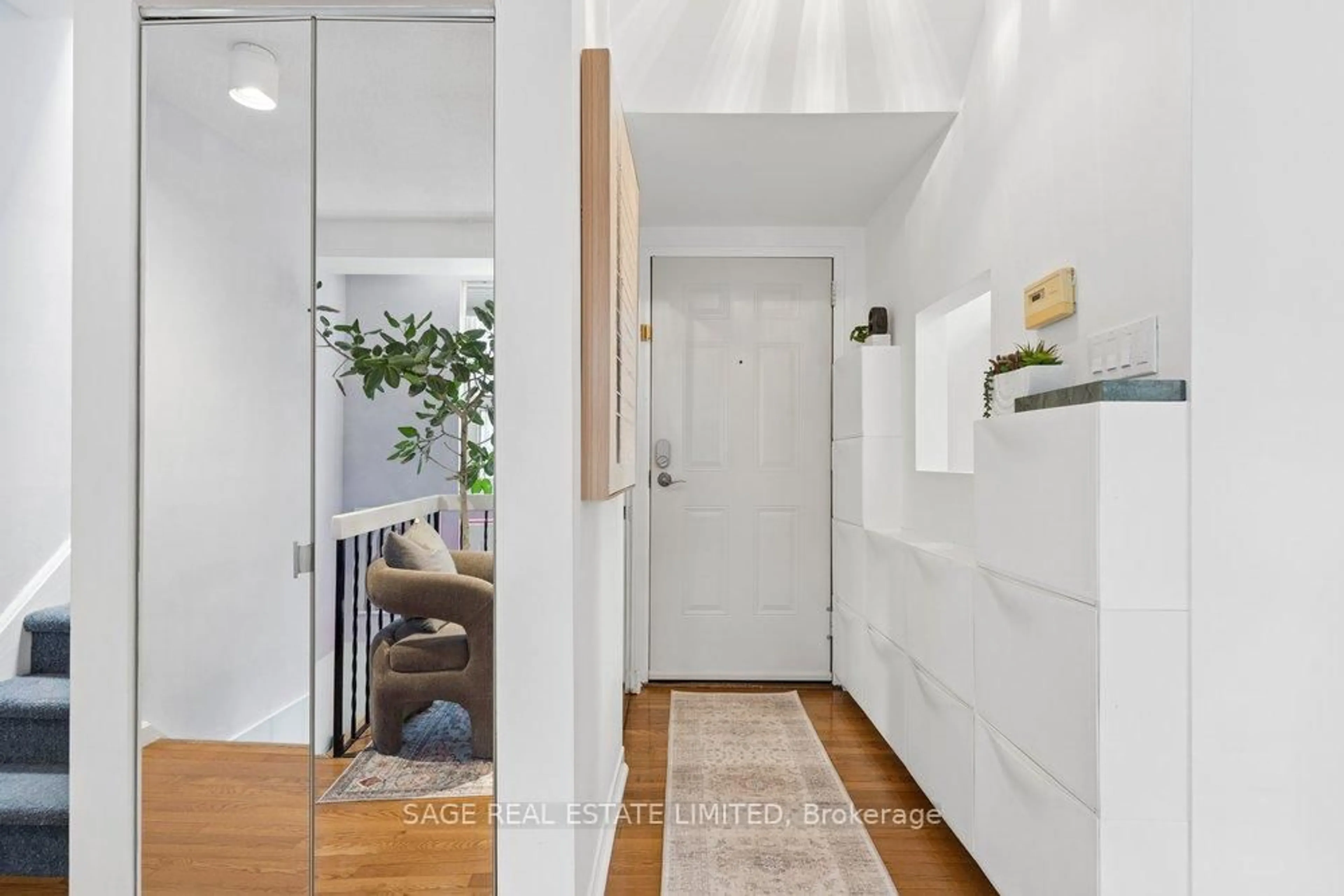 Indoor entryway for 350 Gerrard St #4, Toronto Ontario M5A 2G7