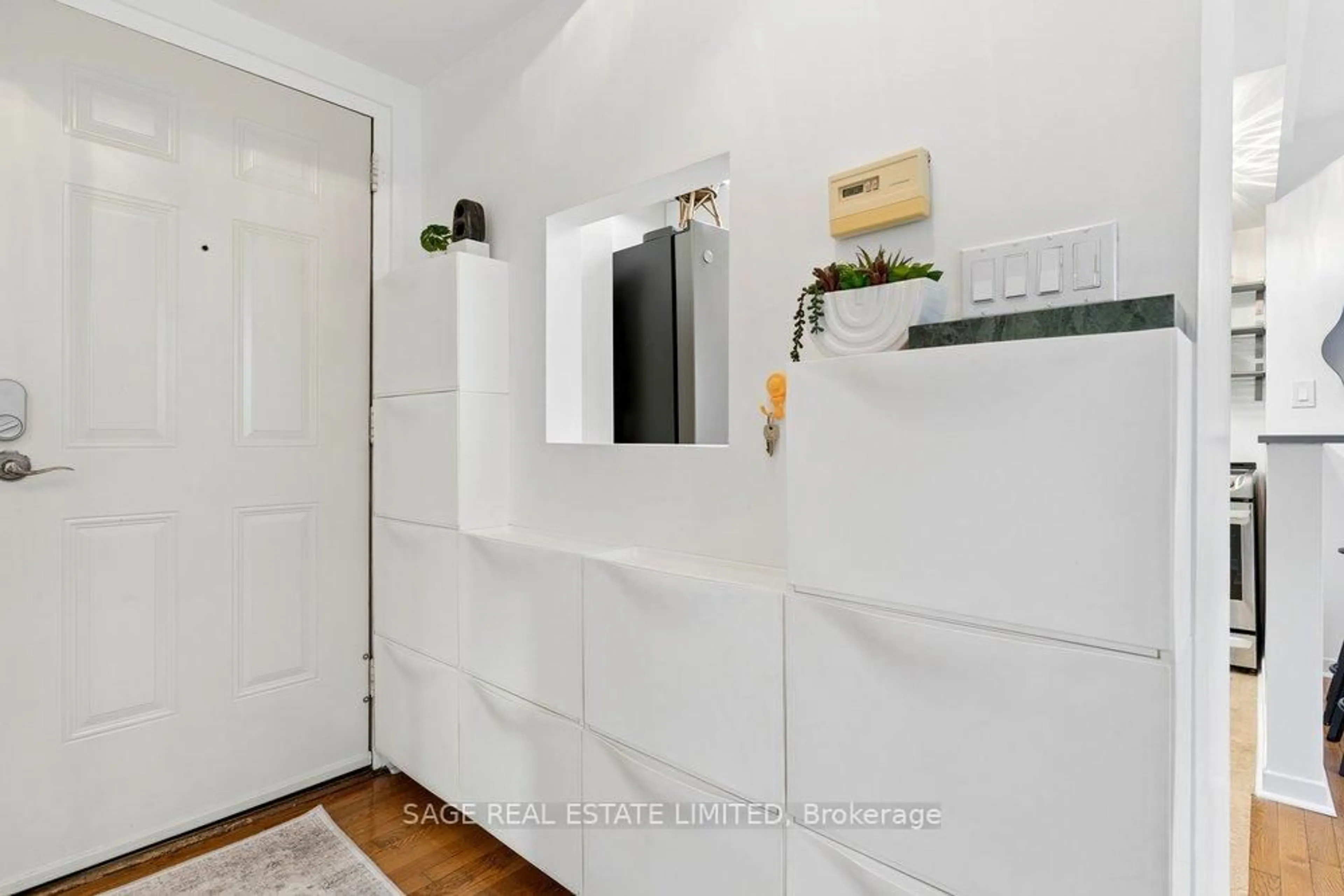 Indoor entryway for 350 Gerrard St #4, Toronto Ontario M5A 2G7