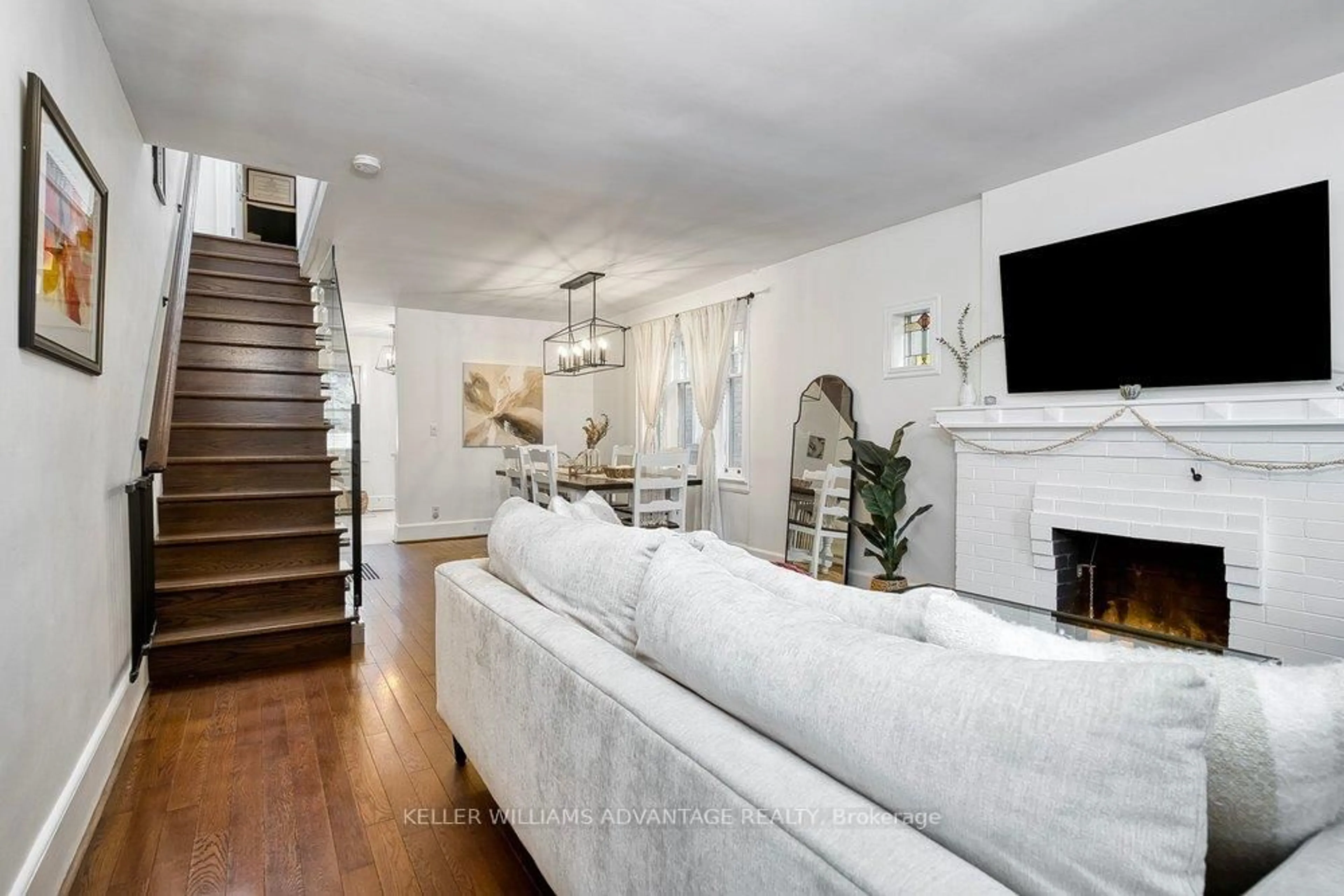 Living room with furniture, unknown for 554 Balliol St, Toronto Ontario M4S 1E5