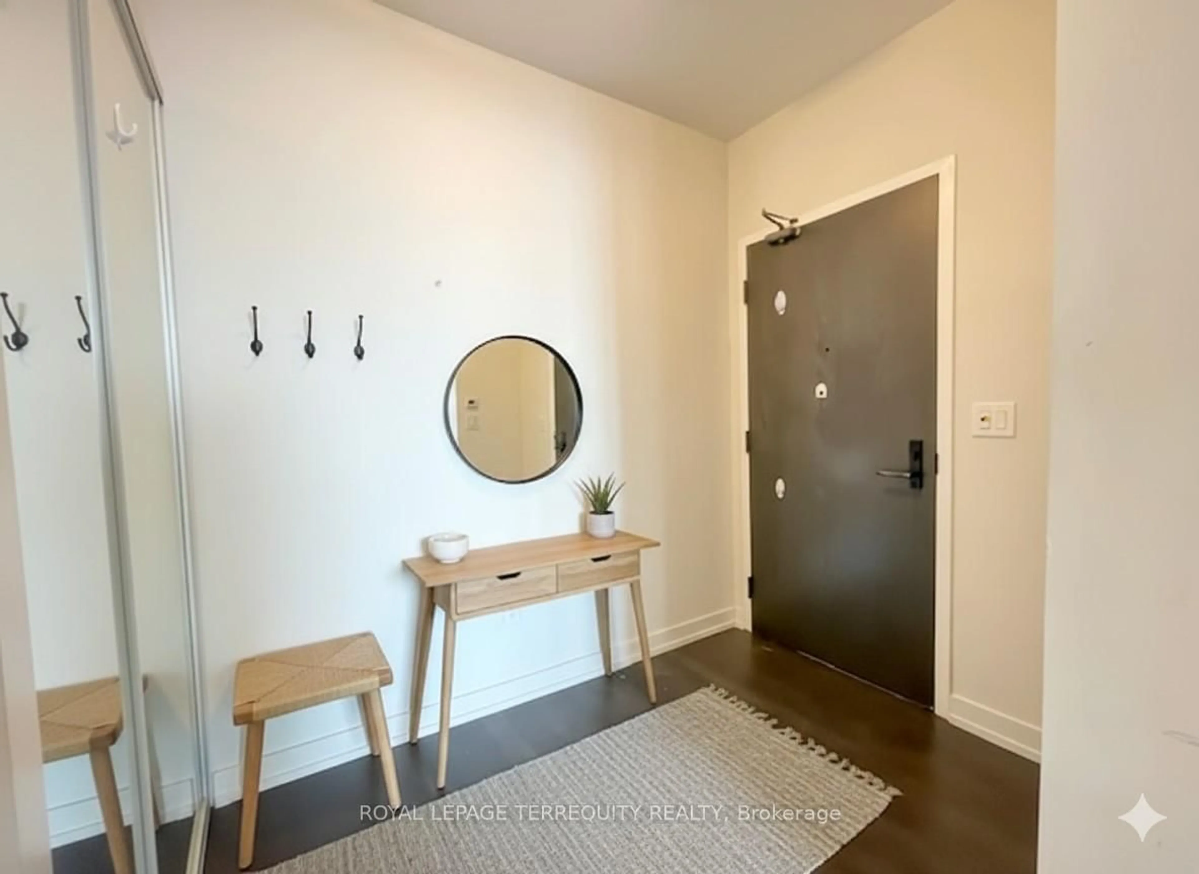 Indoor entryway for 426 University Ave #PH101, Toronto Ontario M5G 1S9