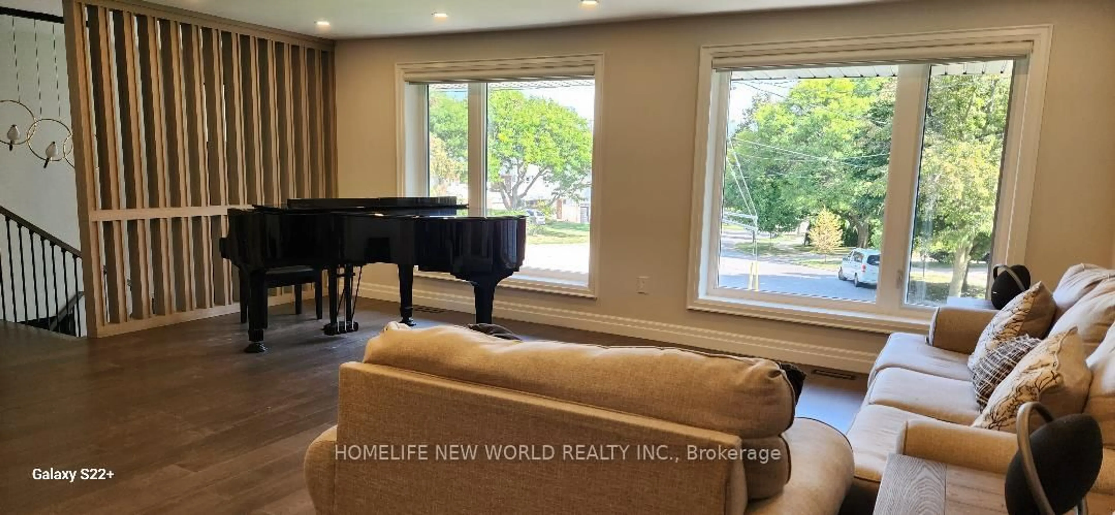 Living room with furniture, wood/laminate floor for 37 SHOULDICE Crt, Toronto Ontario M2L 2S3