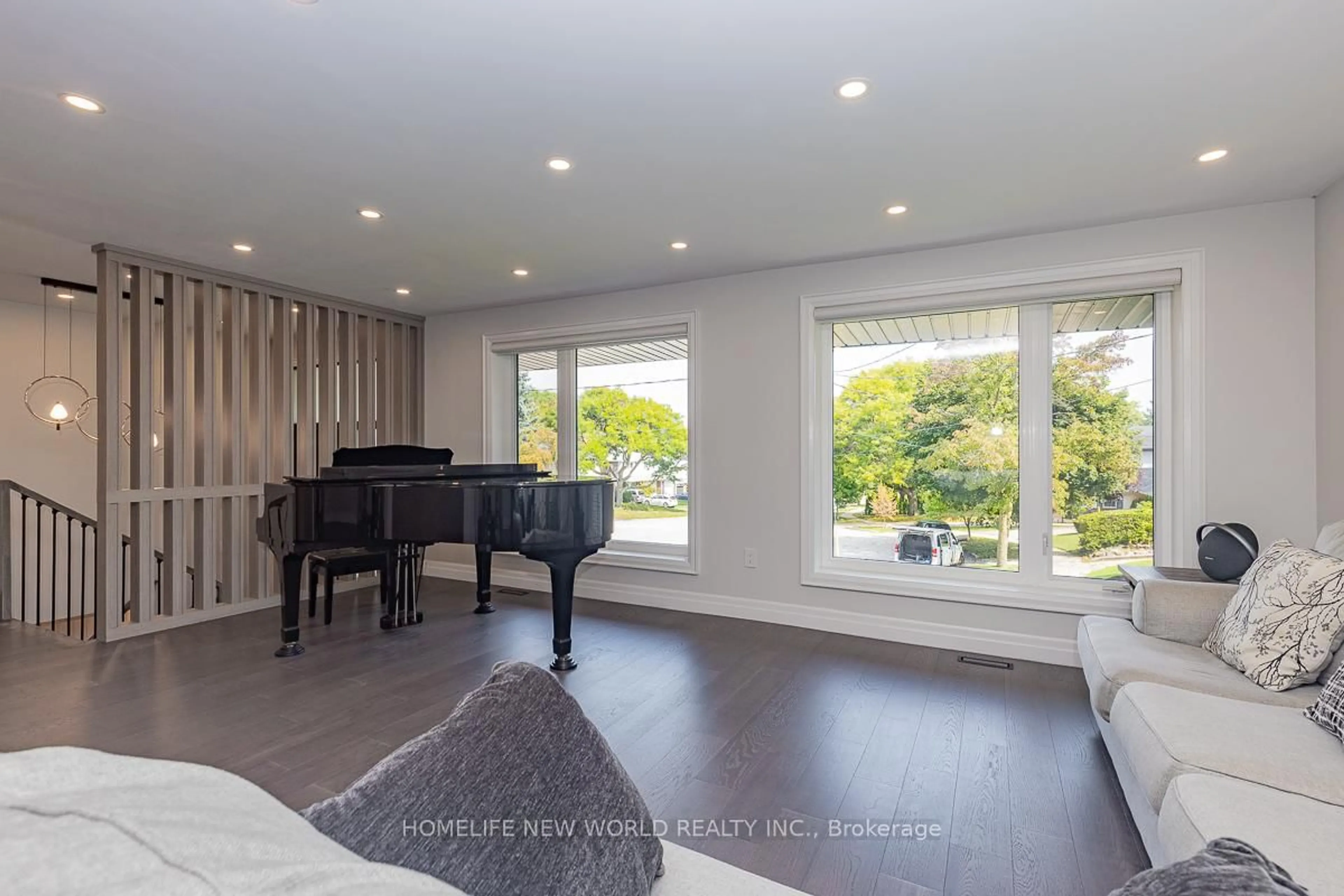 Unknown for 37 SHOULDICE Crt, Toronto Ontario M2L 2S3