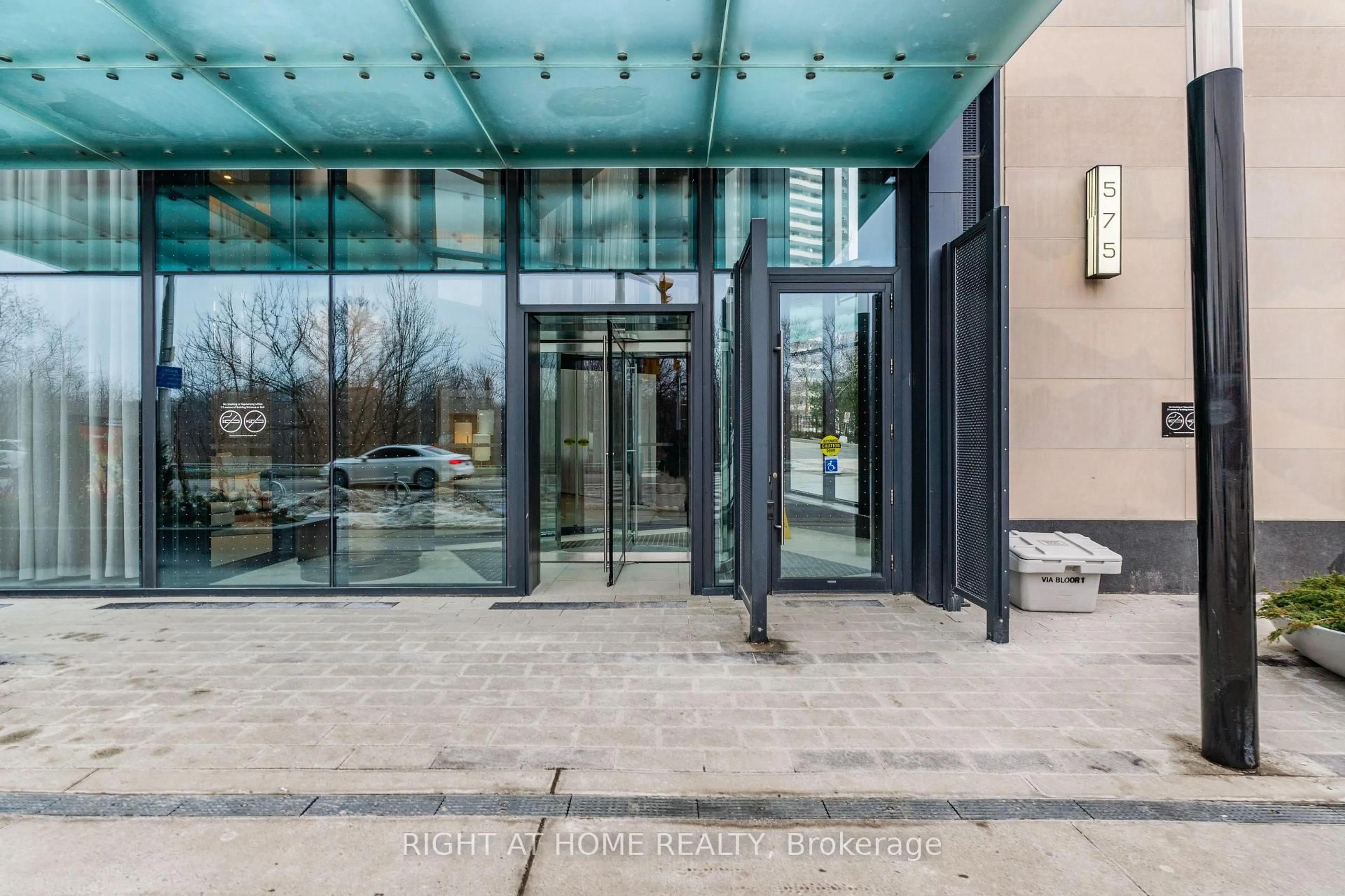 Indoor foyer for 575 Bloor St #508, Toronto Ontario M4W 0B2