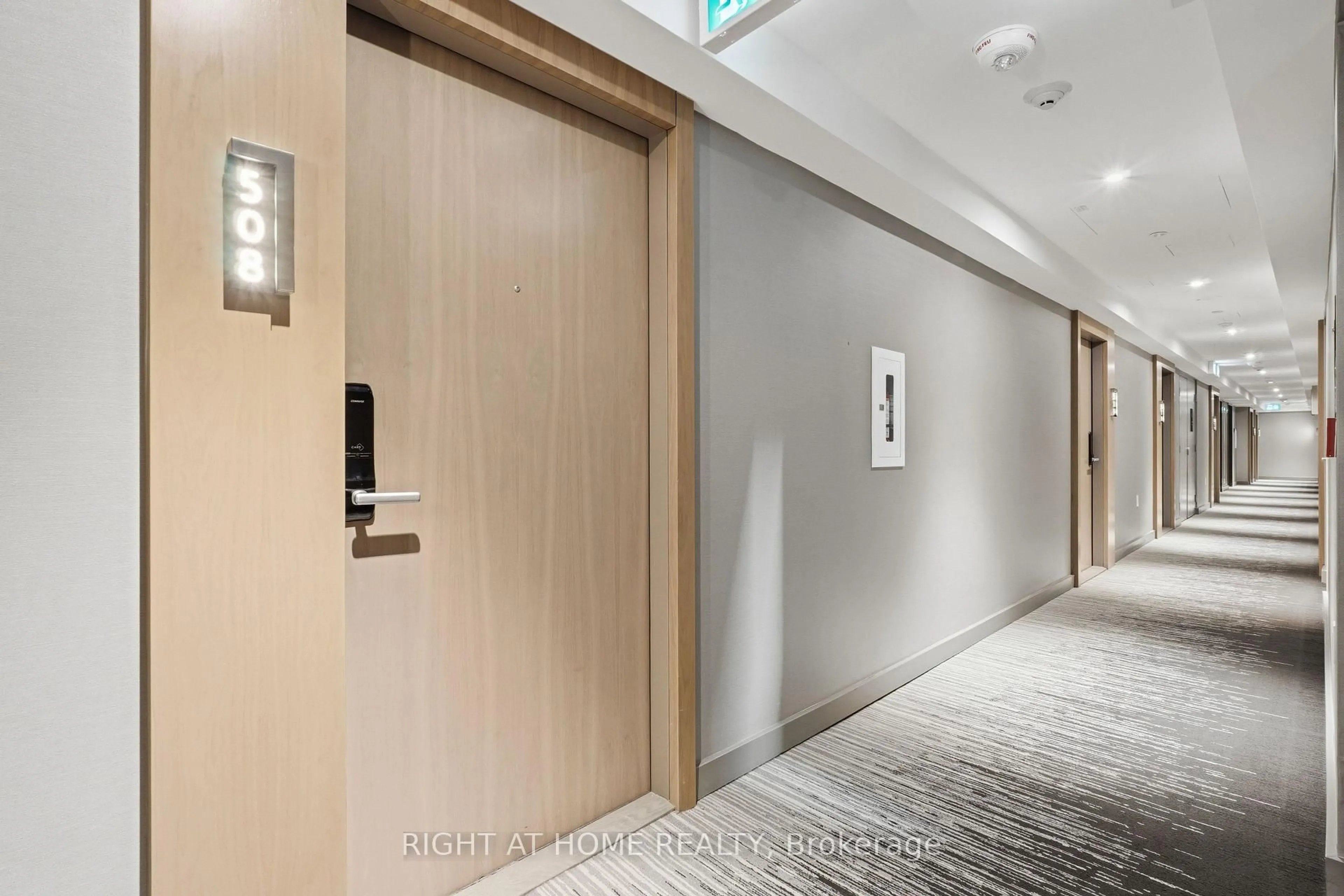 Indoor foyer for 575 Bloor St #508, Toronto Ontario M4W 0B2