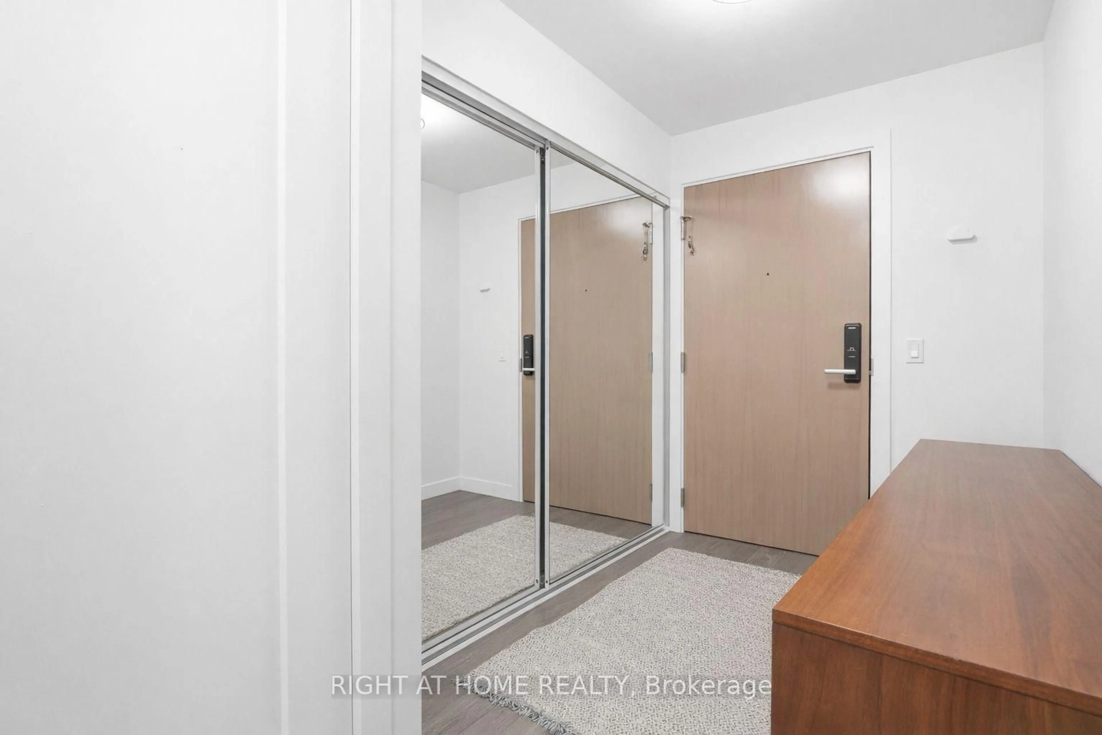 Indoor foyer for 575 Bloor St #508, Toronto Ontario M4W 0B2
