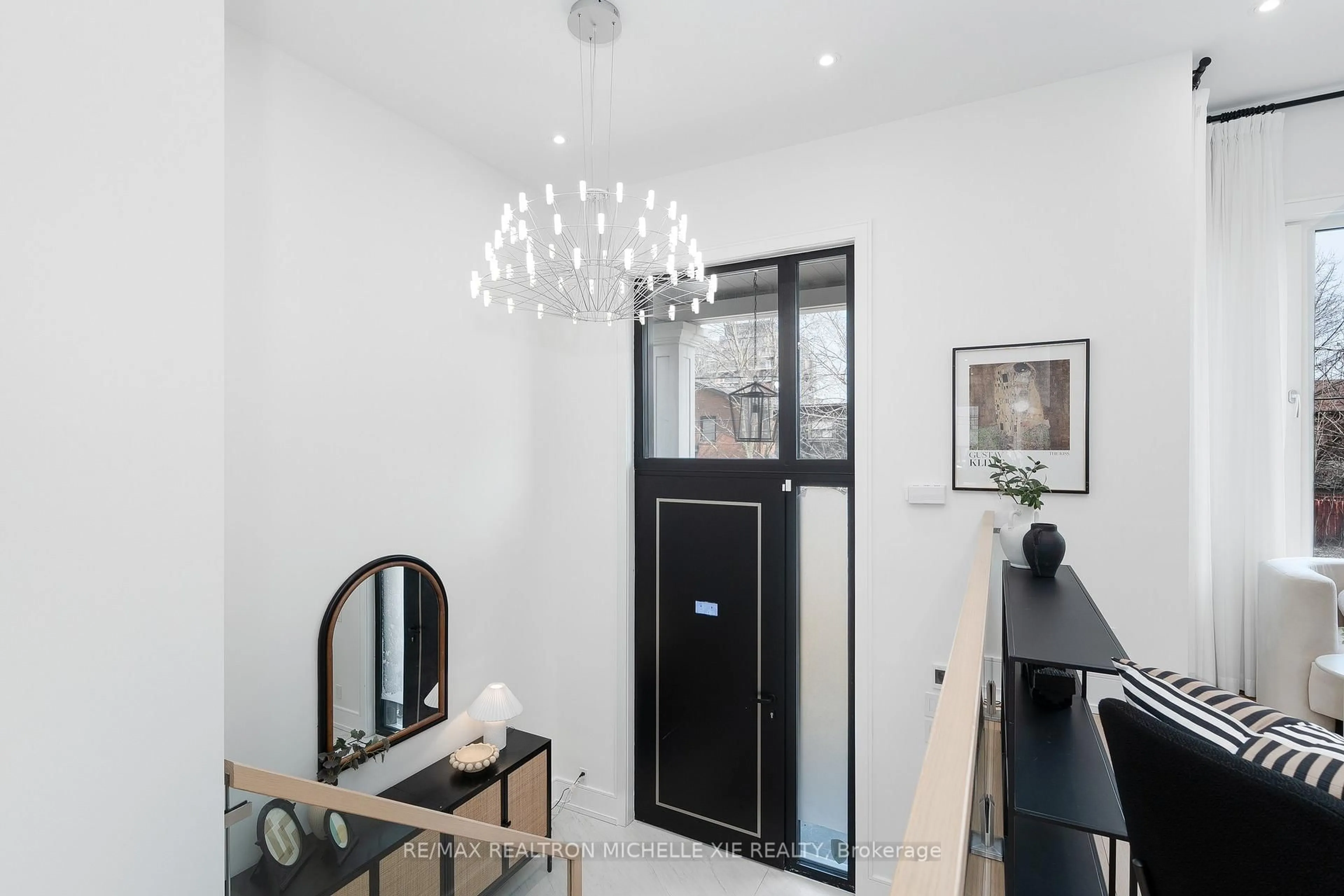 Indoor foyer for 132 Duplex Ave, Toronto Ontario M5P 2A7